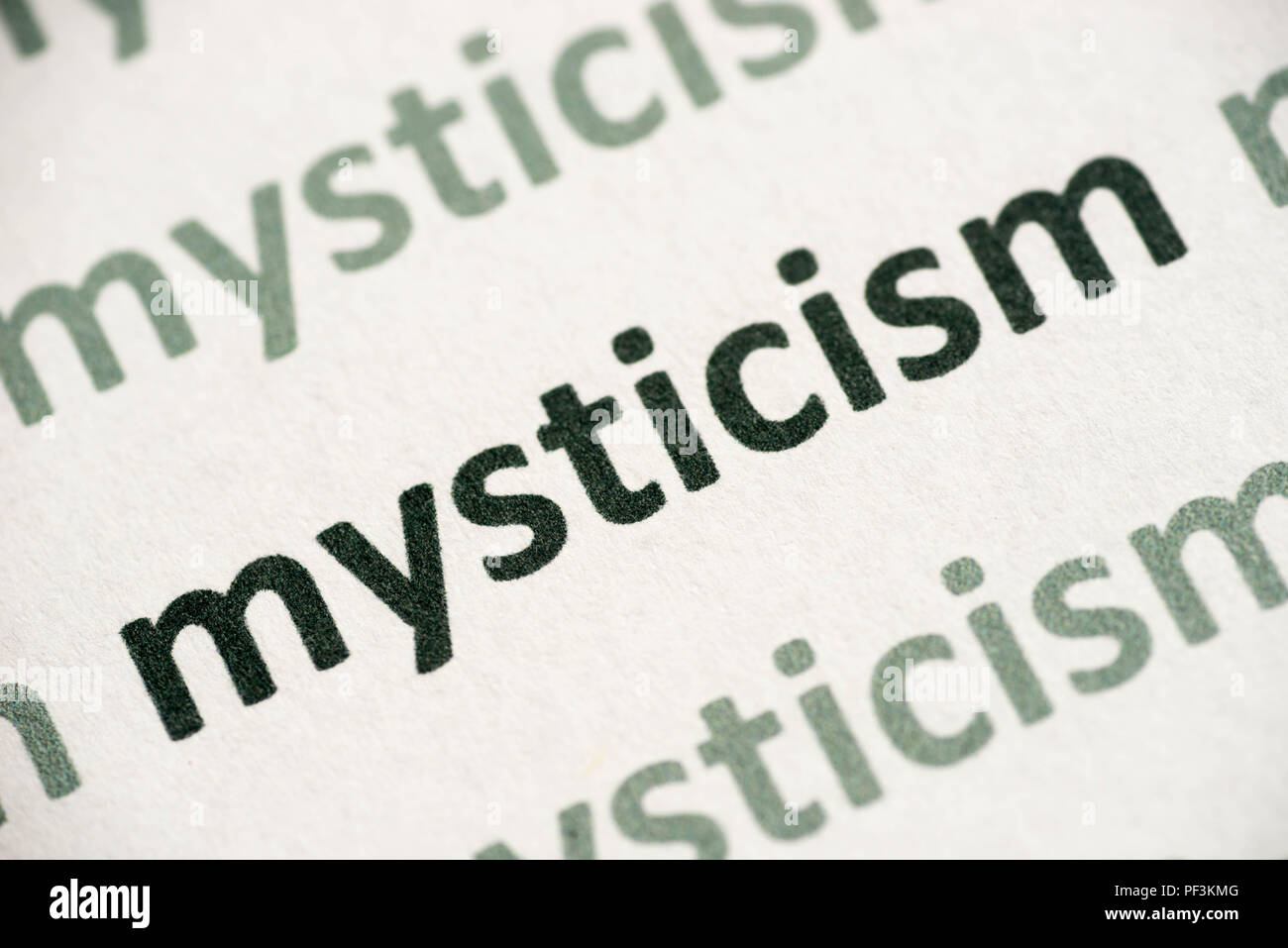Wort Mystik auf weißem Papier Makro gedruckt Stockfoto