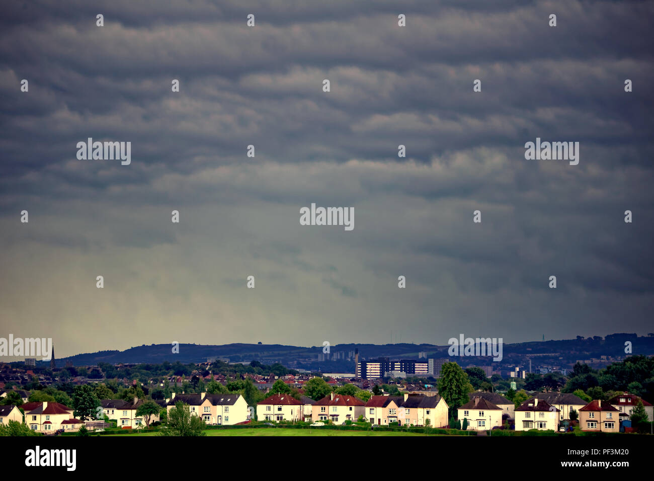 Panorama der südöstlich von Glasgow mit knightswood im Vordergrund und das West End mit Yorkhill Hospital mit Cambuslang und Hügel hinten Stockfoto