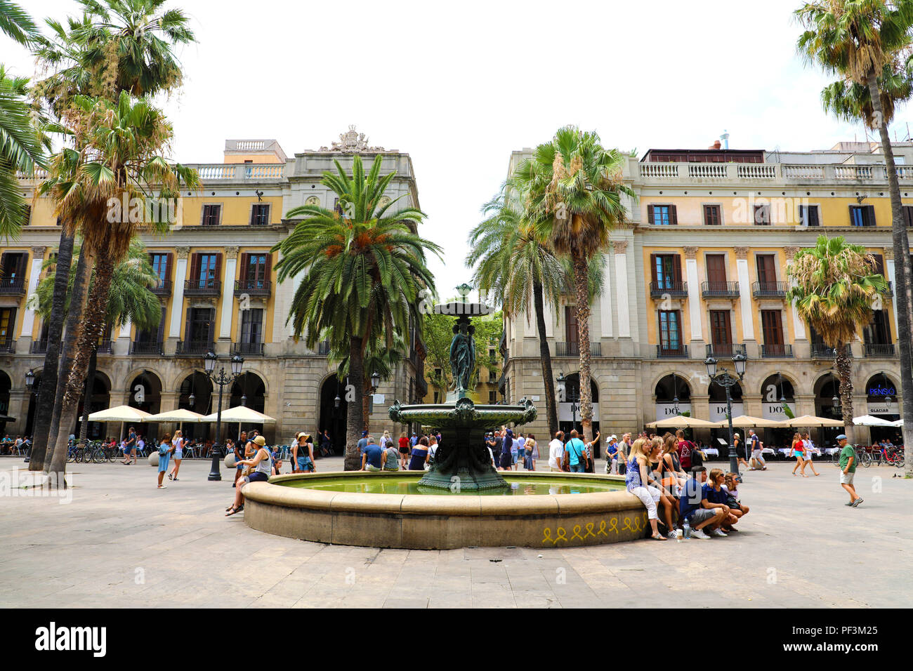 BARCELONA, SPANIEN - 13. JULI 2018: Plaza Real mit Brunnen in Barcelona. Plaza Real liegt gleich neben La Rambla und stellt einen bekannten touristischen Attr Stockfoto