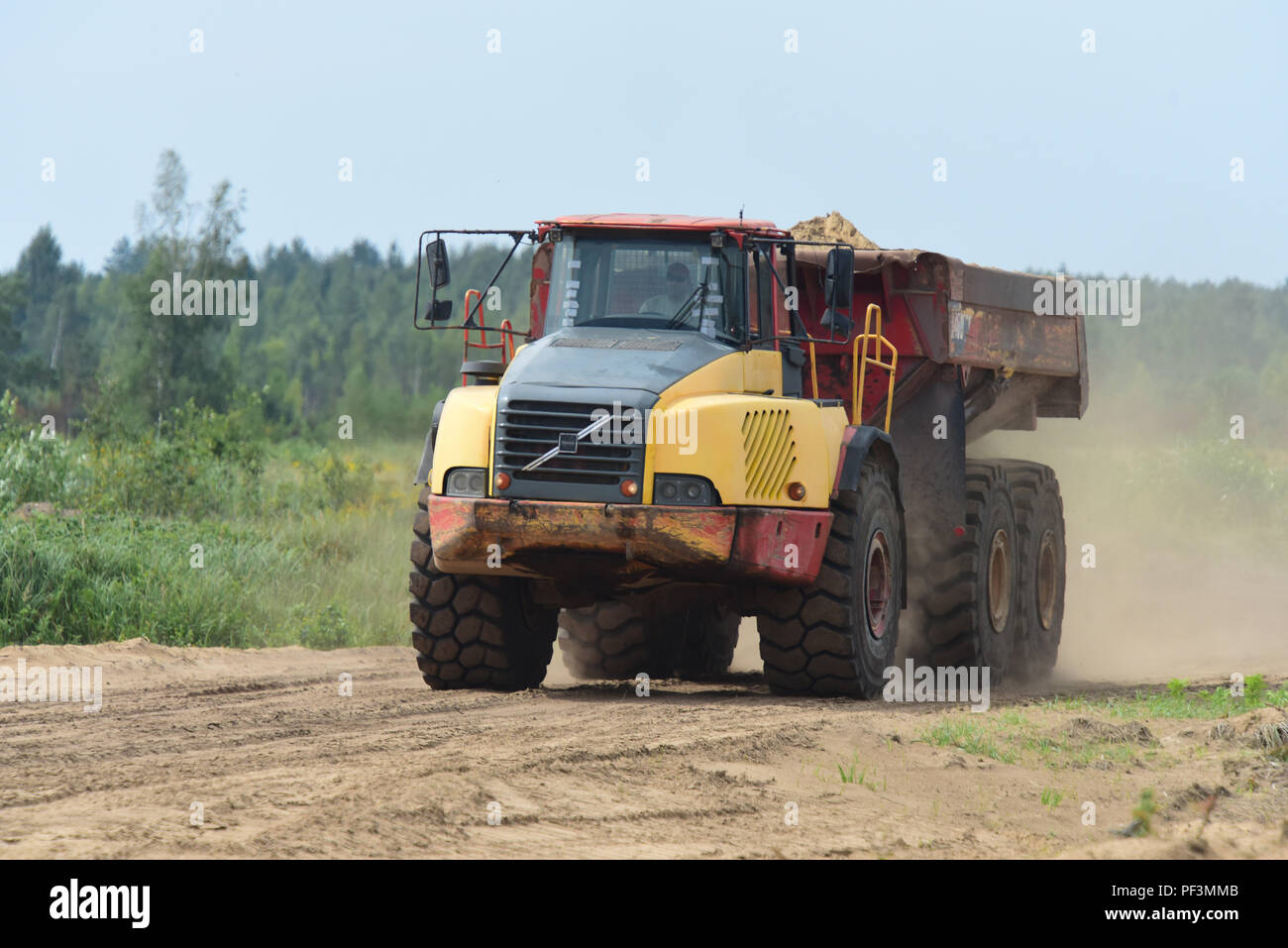 Ein Dump Truck mit einem Flieger von der 201St rasch verlegbare Schweren operativen Reparatur Squadron Ingenieure betrieben, schleppt sie in einen Bereich der Ausbildung Luft-/Boden- bereich bei Kazio Veverskis Trainingsgelände, Kazlu Ruda, Litauen, 14. April 2018 gebaut wird. Der Bereich wird ein mock Dorf, Bombe Kreis, simulierten Start-und Landebahn, Feuer, bombardieren Pit und Beobachtung von Litauischen und andere NATO-Streitkräfte eingesetzt werden. (U.S. Air National Guard Foto von Tech. Sgt. Claire Behney/Freigegeben) Stockfoto