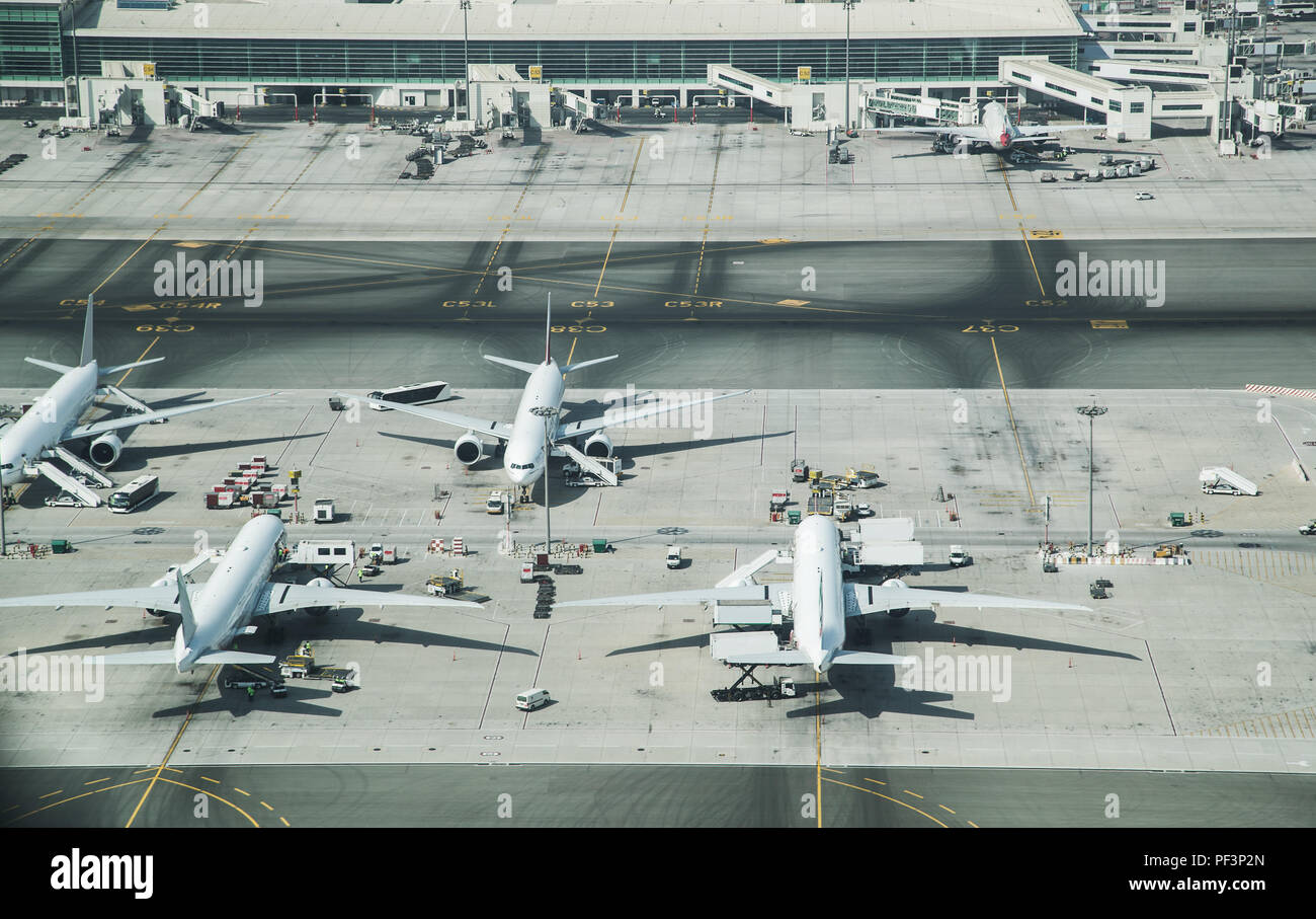 Luftaufnahme von geparkten Flugzeuge, die in den Flughafen Terminal. Moderne und schnellste Verkehrsmittel. Stockfoto