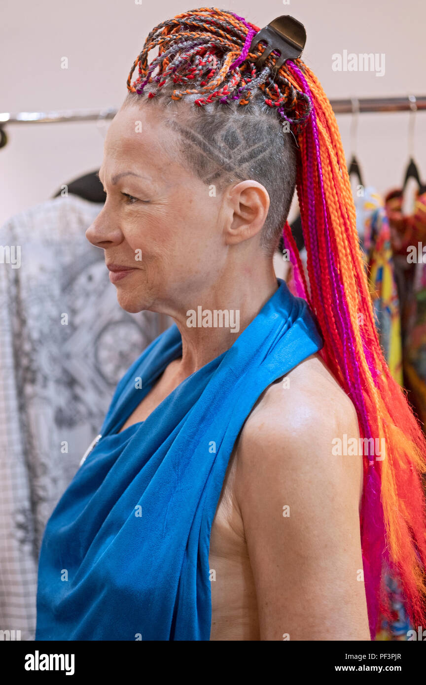 Eine attraktive Frau in den sechziger Jahren mit jugendlich gestylten Haaren. In einem Einzelhandelsgeschäft in Greenwich Village, Manhattan, New York City Stockfoto