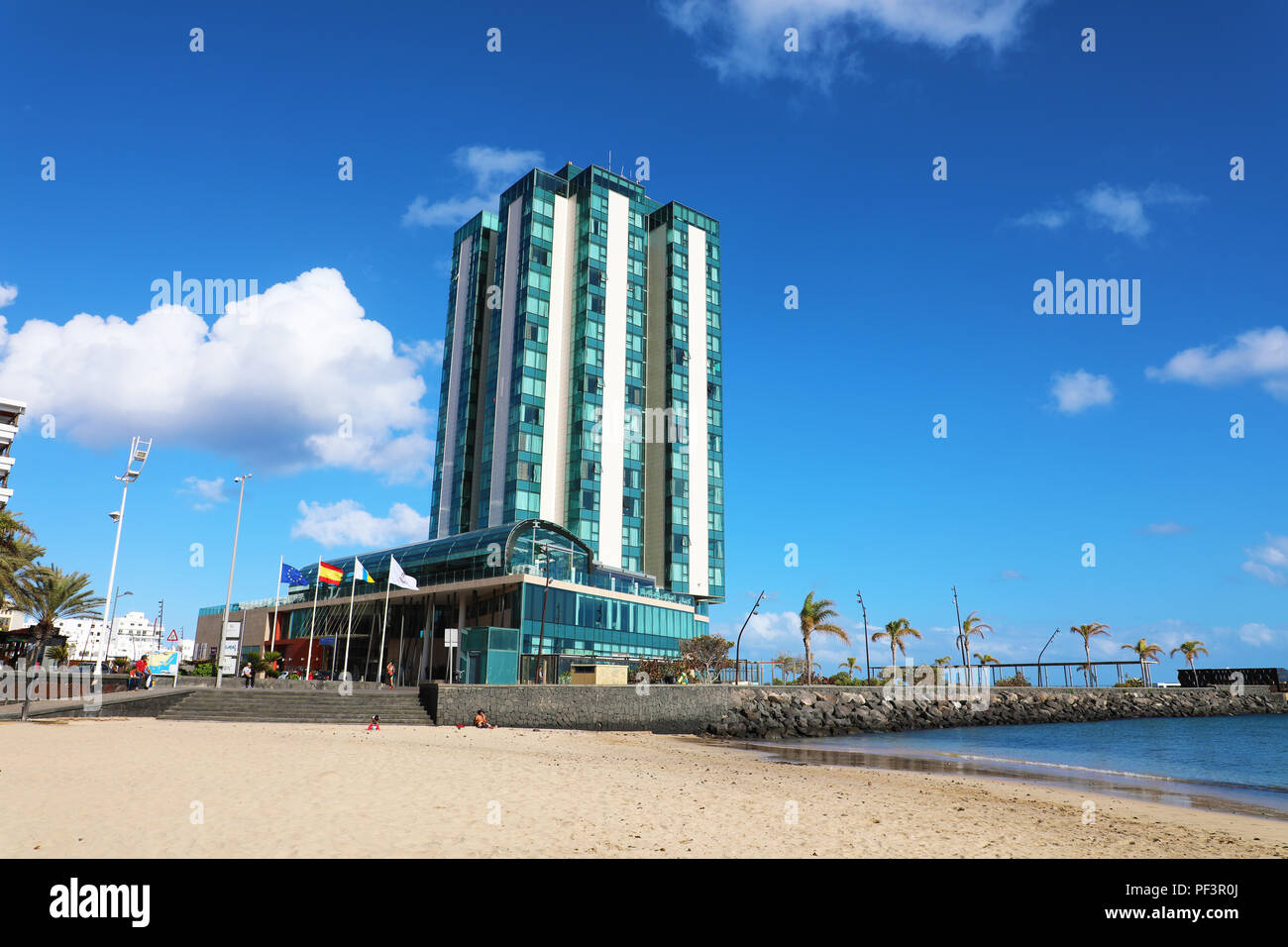 LANZAROTE, SPANIEN - 20. APRIL 2018: Fünf Sterne Hotel in Arrecife mit Strand am blauen Himmel, Lanzarote, Spanien Stockfoto