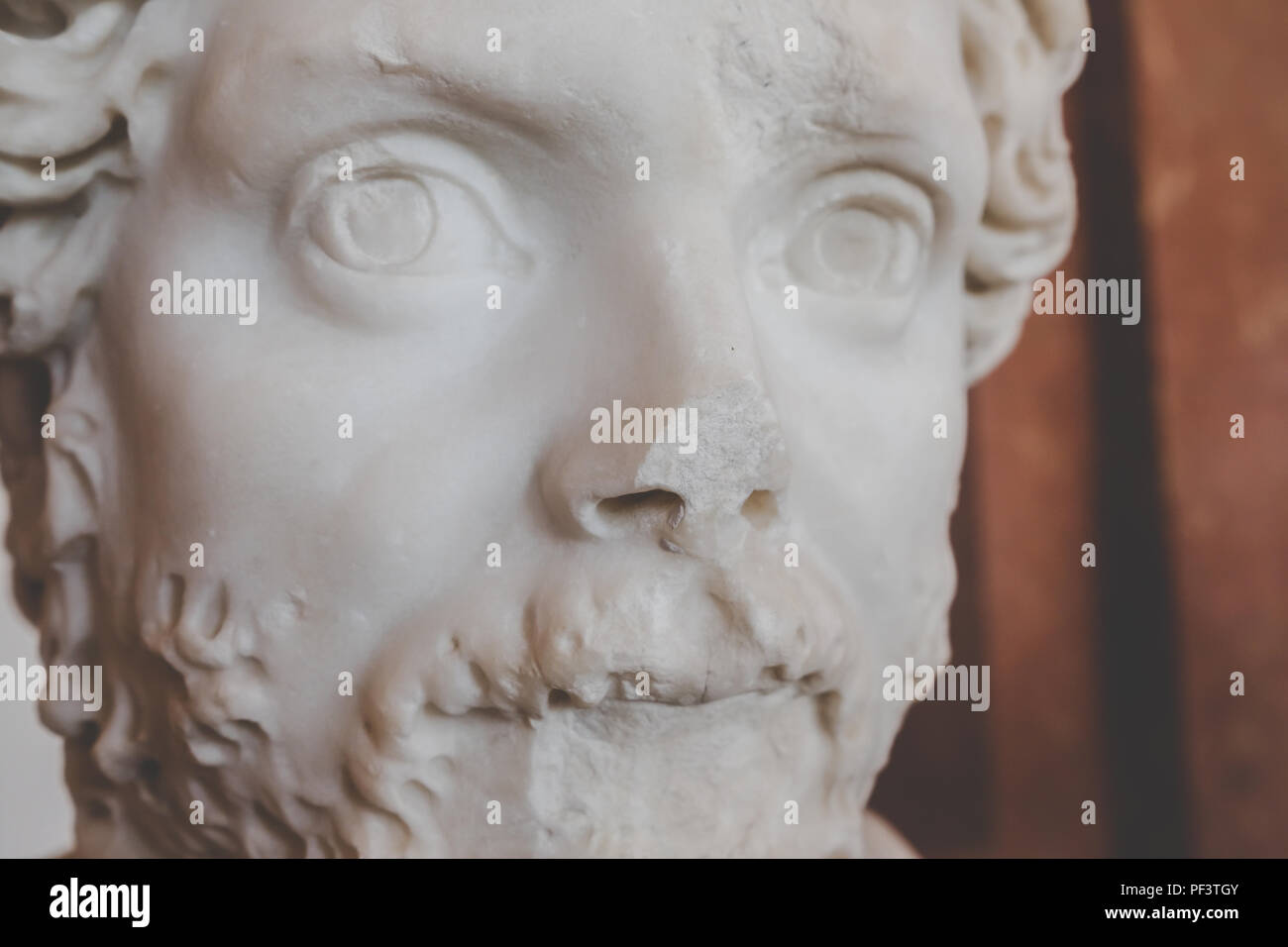 Skulptur eines Mans gebrochen Gesicht im Louvre museum in Paris - August 2018 Stockfoto