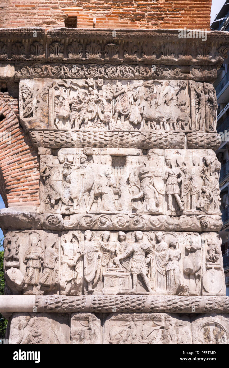 Detail der skulptierten Marmorreliefs auf dem berühmten Galeriusbogen. Schäden durch Verschmutzung sind an der Erosion der Details in Saloniki, Griechenland zu erkennen Stockfoto