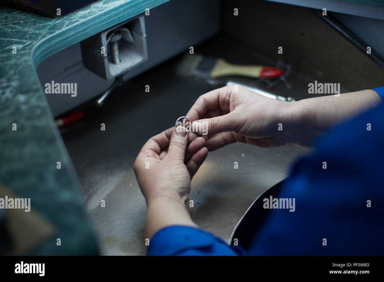 Die industrielle Herstellung der Gold Ring Schmuck im Werk machen Stockfoto