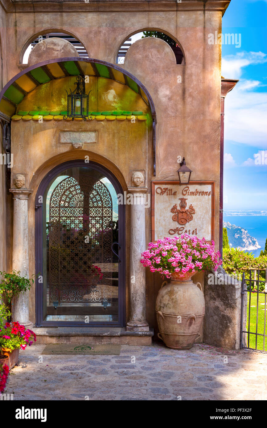 Eine bewachte Zufahrt zur Villa Cimbrone in Amalfi, Kampanien, Italien Stockfoto