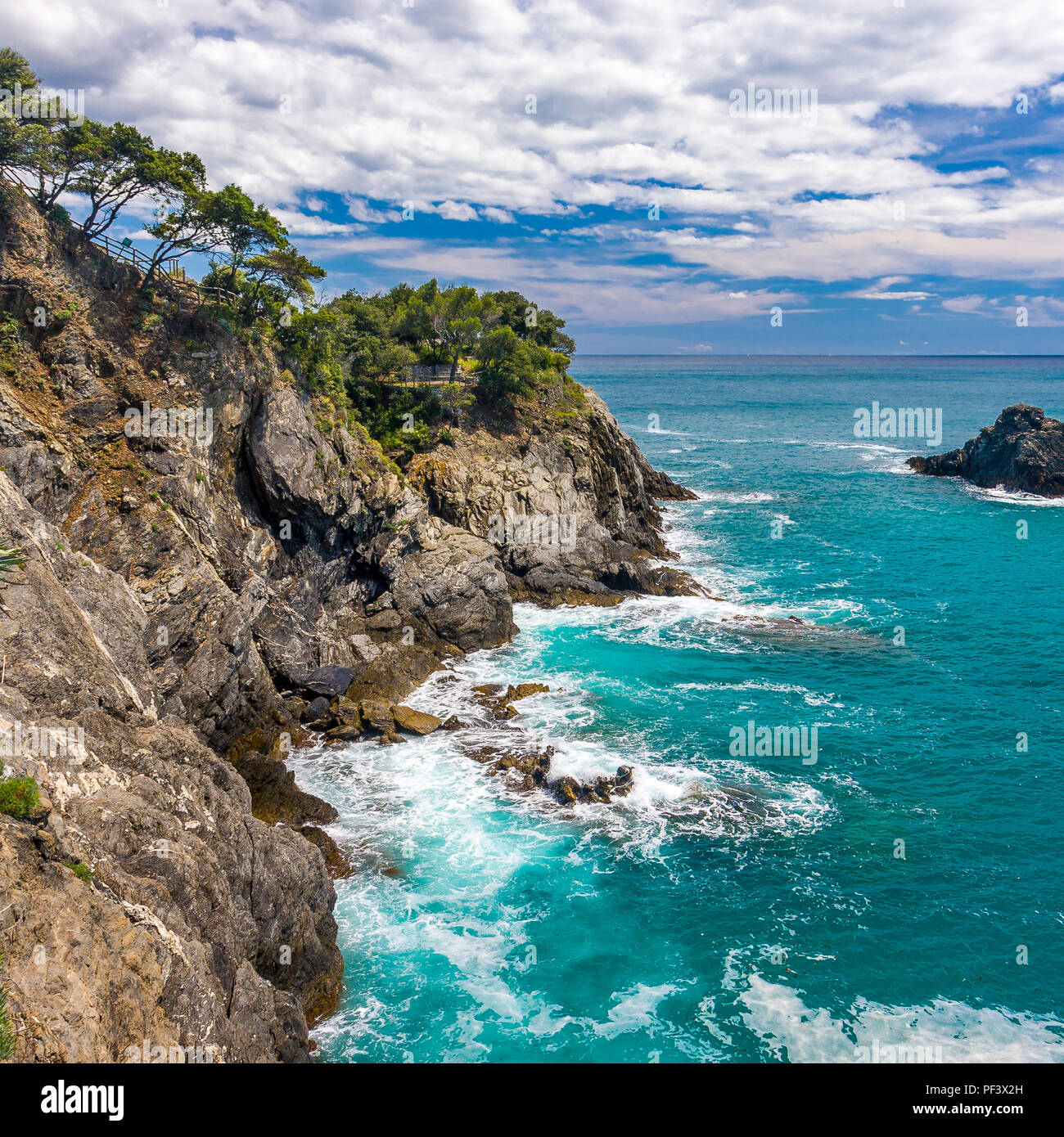 Klippen und blau-grüne Wasser des Mittelmeers entlang der Cinque Terre Trail, Monterosso al Mare, Ligurien, Italien Stockfoto