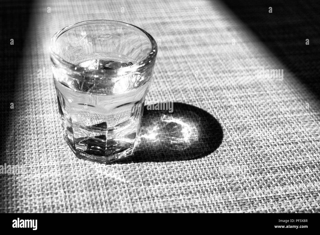 Schwarz und Weiß kleines Glas Schnaps, grappa Glas Stockfoto