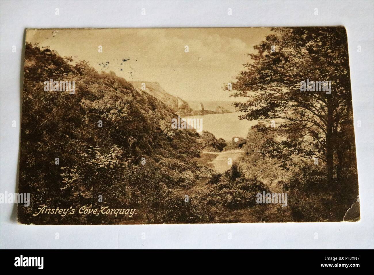 Alte schwarz-weiße Postkarte zeigt Anstey's Cove, Torquay, Devon, Großbritannien Stockfoto