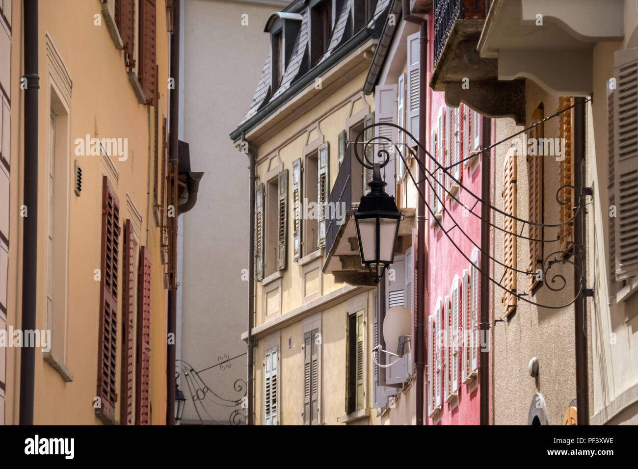 Eine der vielen schönen Straßen in der Stadt Sion (Wallis, Schweiz). Stockfoto