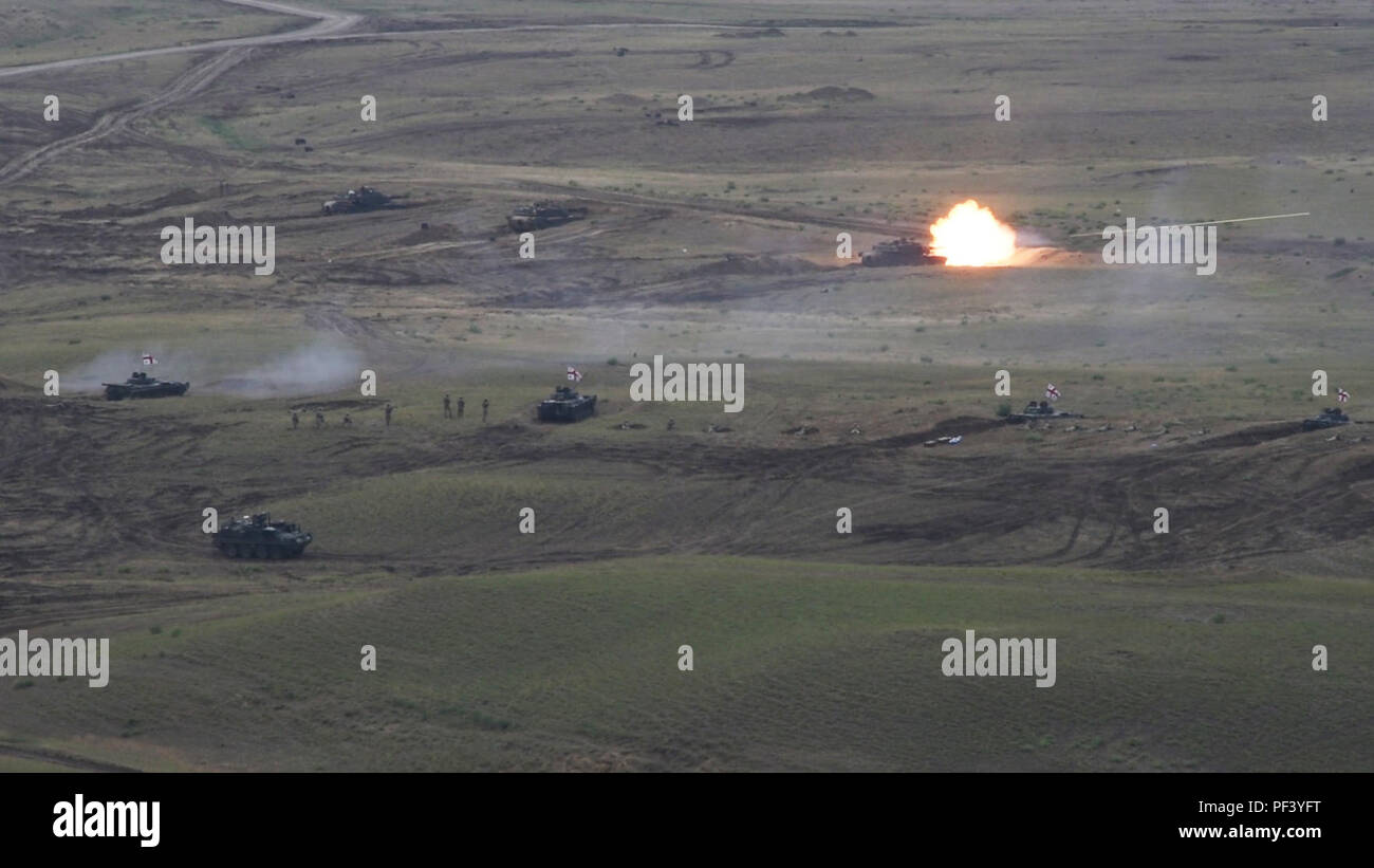 Us-Soldaten in den 1 Calvary Division engagieren Ziele mit einem M1-A2 Abrams Tank mit Unterstützung der georgischen T-72 Panzer mit der Unterstützung von AH-64D Apache Longbow, durch US-Soldaten zu 12 Combat Aviation Brigade zugeteilt betrieben, während der Teilnahme an einem kombinierten Waffen live fire Übung während der Noble Partner 18 in Wasiani, Georgien, Nov. 14, 2018. Edle Partner ist eine georgische Streitkräfte und US-Armee Europa kooperativ-led-übung in der vierten Iteration. Die Übung soll die Unterstützung und die Bereitschaft und die Interoperabilität von Georgia, USA verbessern und teilnehmende Nation d Stockfoto