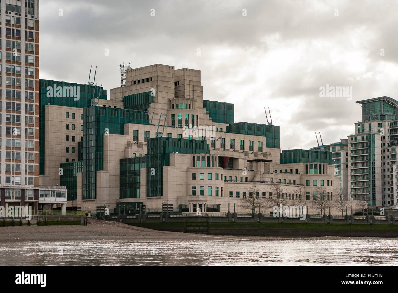 SIS-Gebäude am Ufer der Themse Stockfoto