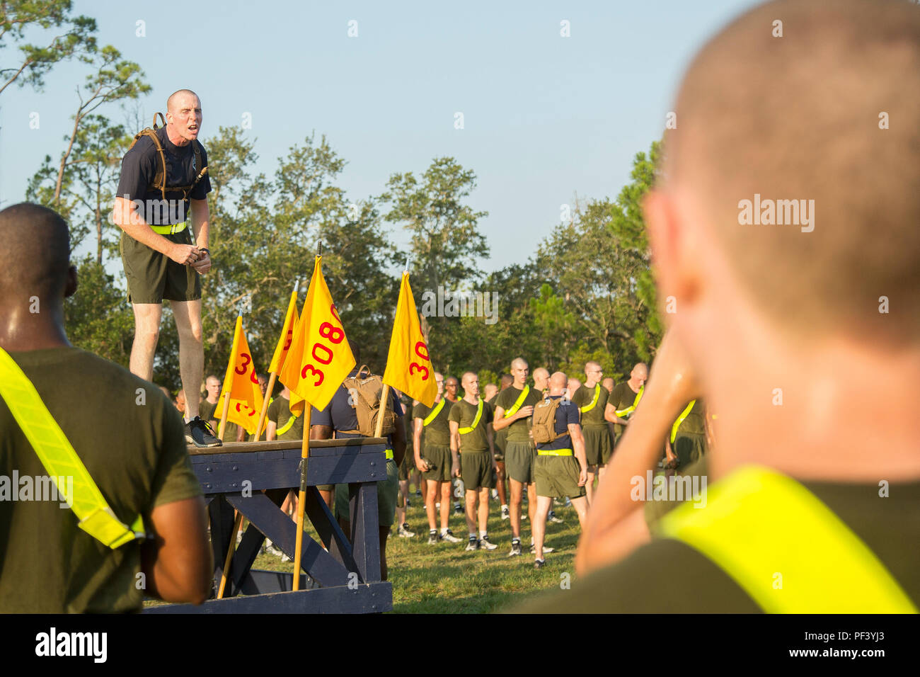 Staff Sgt. Brock Callaway, Senior drill instructor für Platoon 3086, Mike, 3 Recruit Training Bataillon, brüllt Befehle bei Cool-down-stretch-Sitzung 15 August, 2018, auf Parris Island, S.C. Rekruten müssen Stretch nach körperlichem Training, um Verletzungen zu vermeiden. (Foto von Lance Cpl. Stätte Yamil Casarreal) Stockfoto
