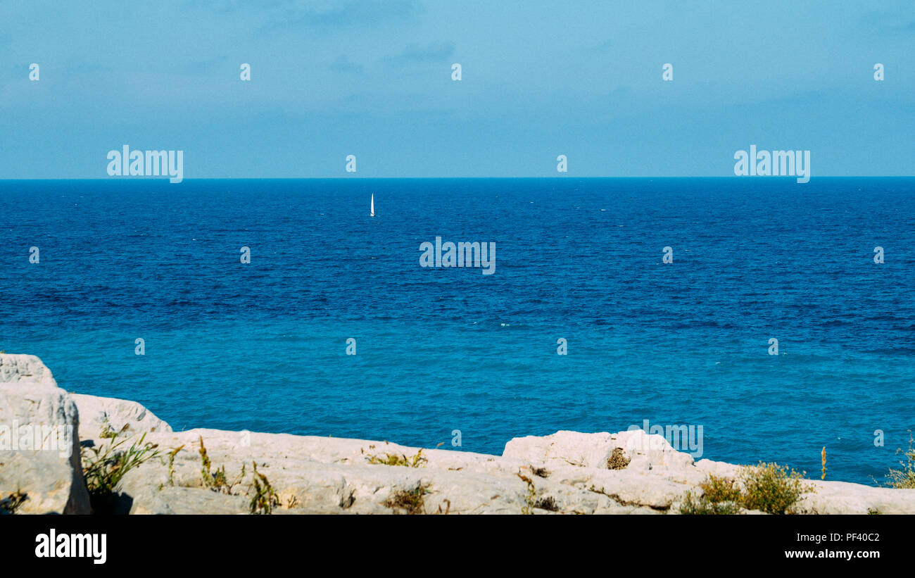Türkisblaues Wasser am Mittelmeer Costa Dorada, Spanien. Stockfoto