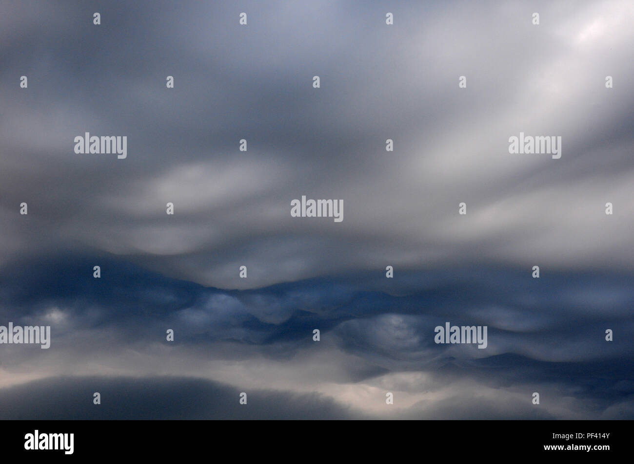 Wellenförmige Wolken. Altostratus undulatus asperitas Wolken in einem stürmischen Himmel. Stockfoto