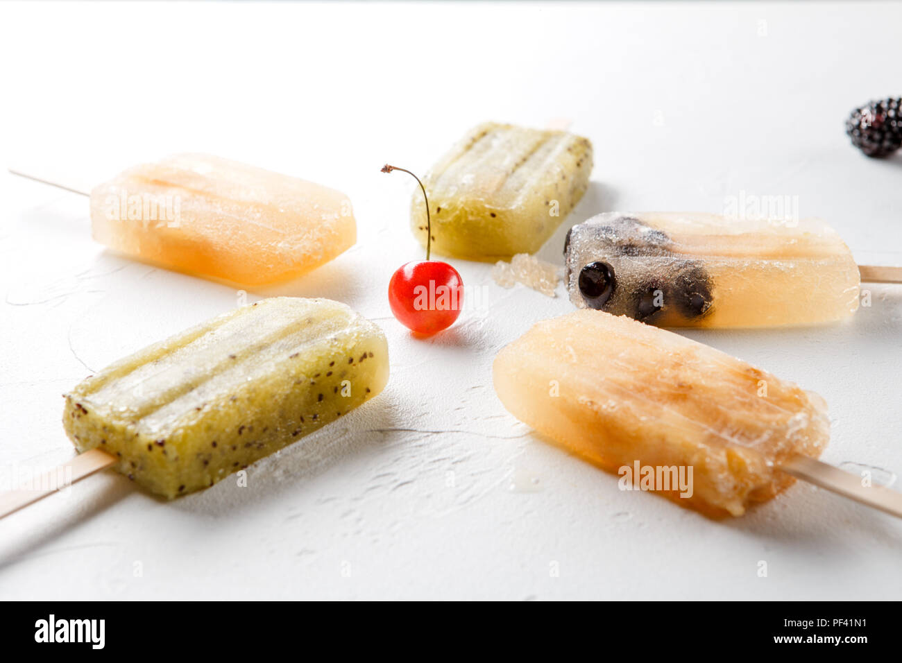 Bild von gefrorenen Früchten und Beeren Stockfoto