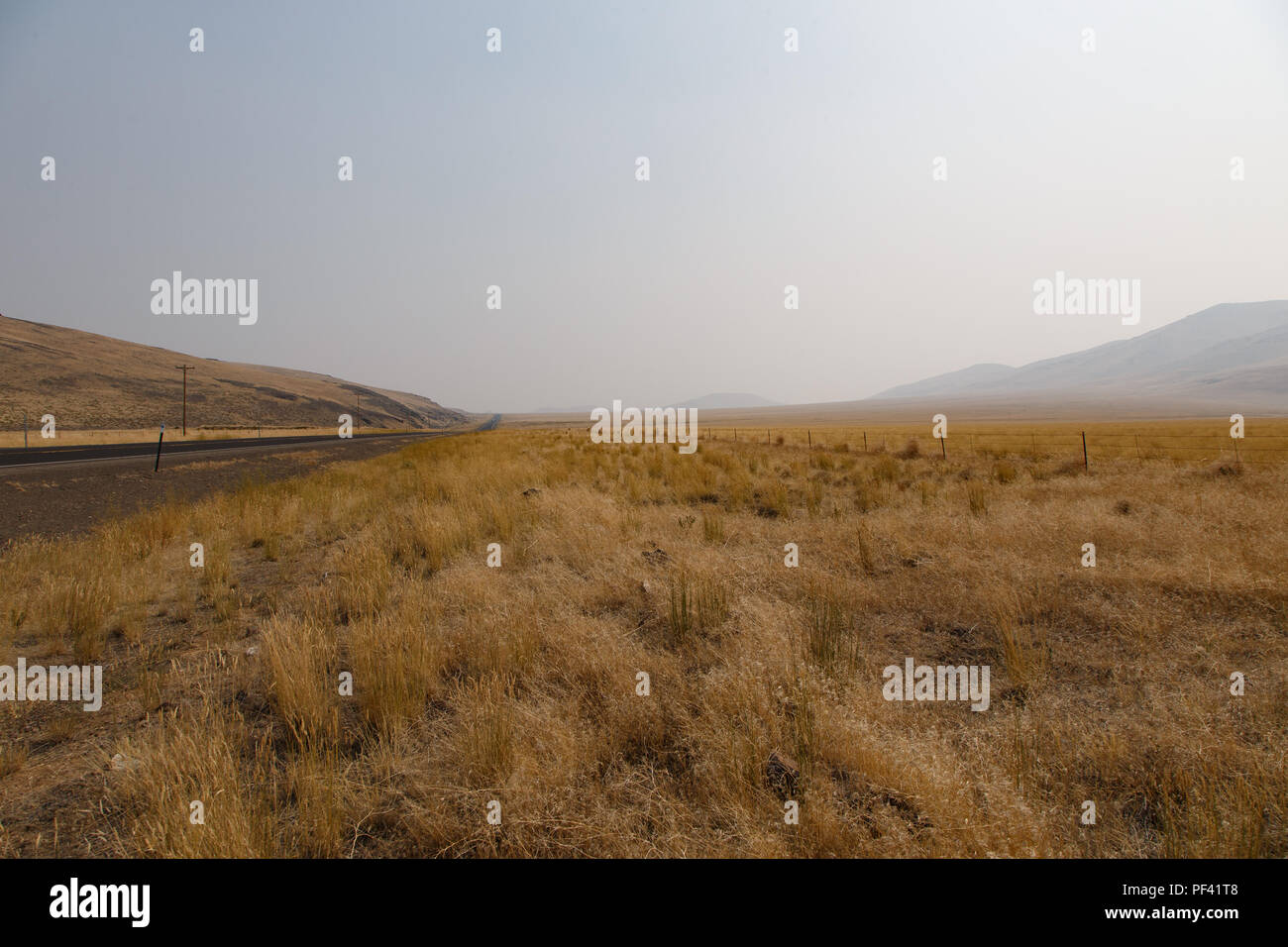 Rauch von Waldbränden in den westlichen USA und Kanada verschleiert die Luft in der Nähe von Blue Mountain Pass auf der Route 95 in der Nähe von McDermitt, Oregon. 17.August 2018 Stockfoto