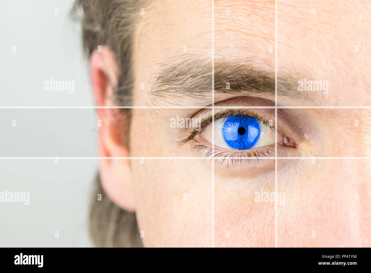 Junger Mann mit einem strahlend blauen Auge mit parallelen Linien zeichnen Ihre Aufmerksamkeit in einem konzeptionellen Bild der psychischen Wahrnehmung, fantasievoll, Intelligenz oder opti Stockfoto