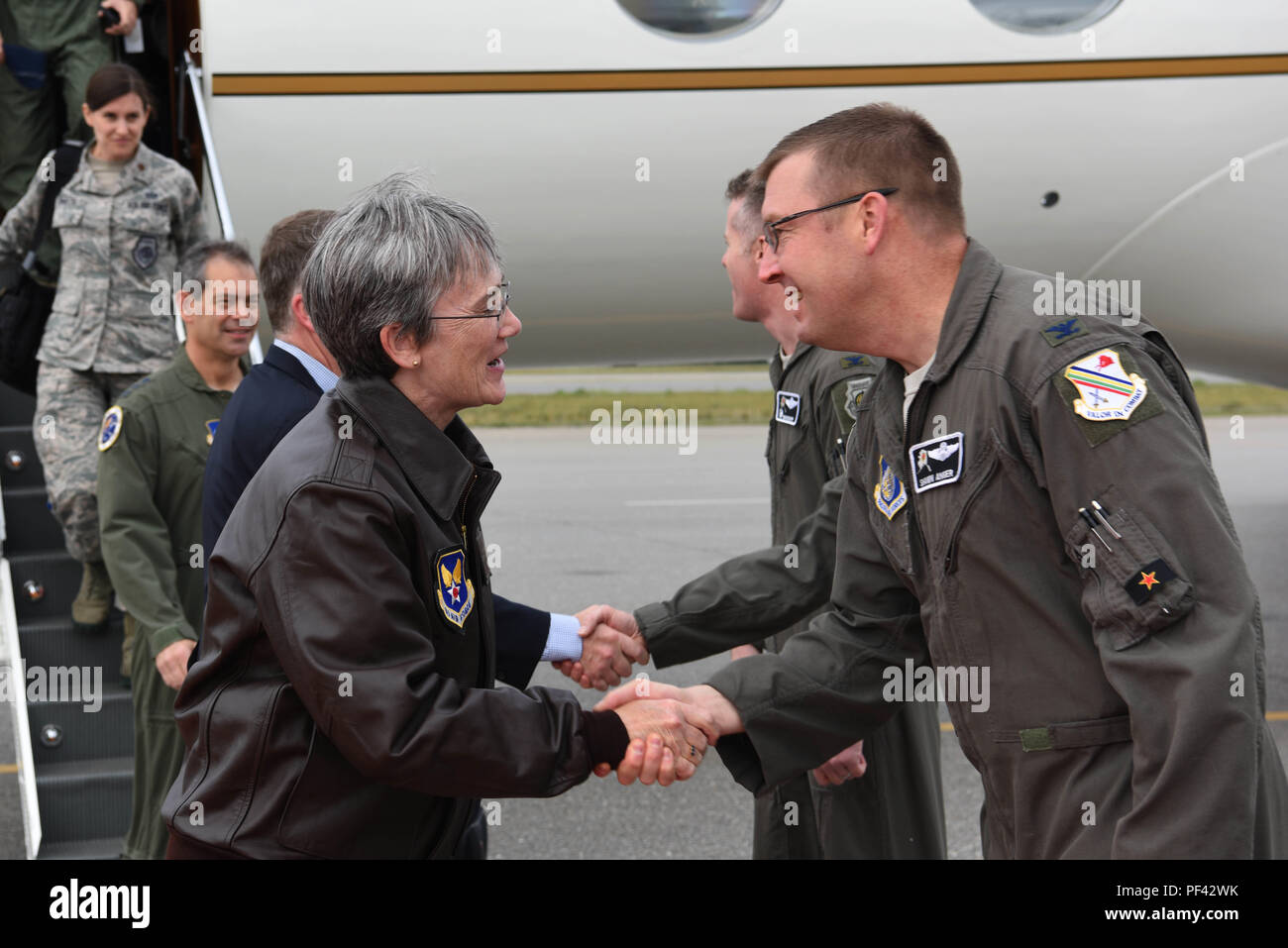 Der Herr Abgeordnete Heather A. Wilson, der Sekretär der Air Force, ist von Col. Shawn E.Zorn, der 354 Fighter Wing stellvertretender Kommandeur, 10.08.2018 Eielson Air Force Base, Alaska begrüßt. Wilson graduierte von der Air Force Academy 1982 und diente in der US Air Force bis 1989. (U.S. Air Force Foto von Airman 1st Class Eric M. Fisher) Stockfoto