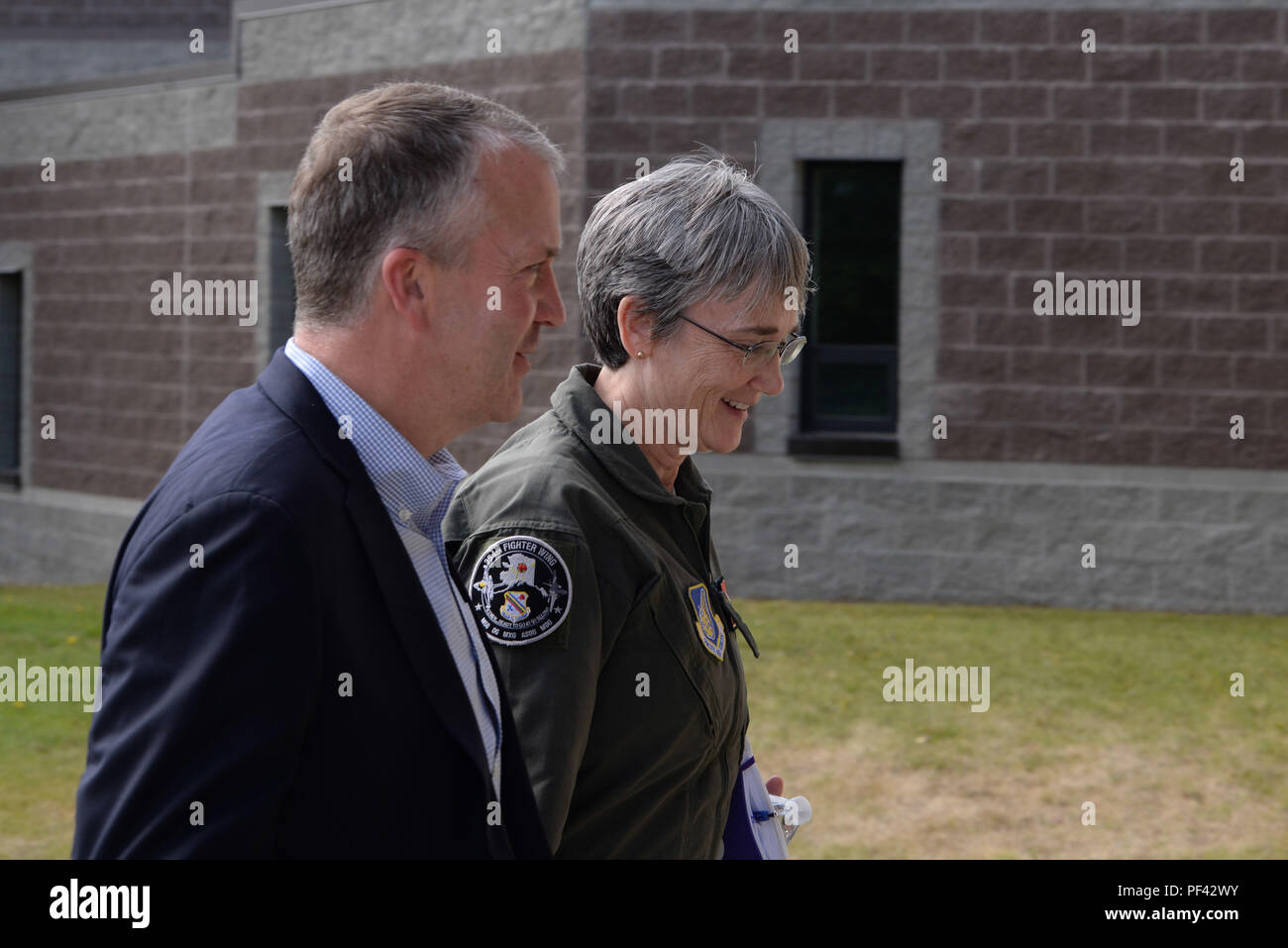 Der Herr Abgeordnete Heather A. Wilson, der Sekretär der Air Force, Spaziergänge neben dem Herrn Abgeordneten Dan Sullivan, ein US-Senator von Alaska, 10.08.2018, bei Eielson Air Force Base, Alaska. Wilson hielt ein Rathaus für 354 Fighter Wing Piloten im Theater an der Basisstation. (U.S. Air Force Foto von Airman 1st Class Eric M. Fisher) Stockfoto