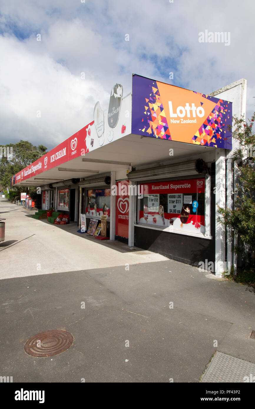 Kauriland kleiner Supermarkt, Titirangi Stockfoto