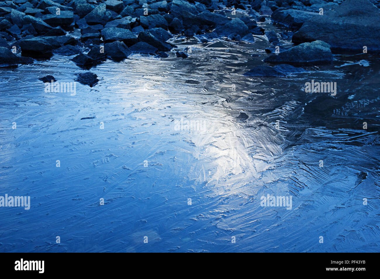 Gefrorenen Bergsee mit großer Eiskristalle auf der Oberfläche Stockfoto