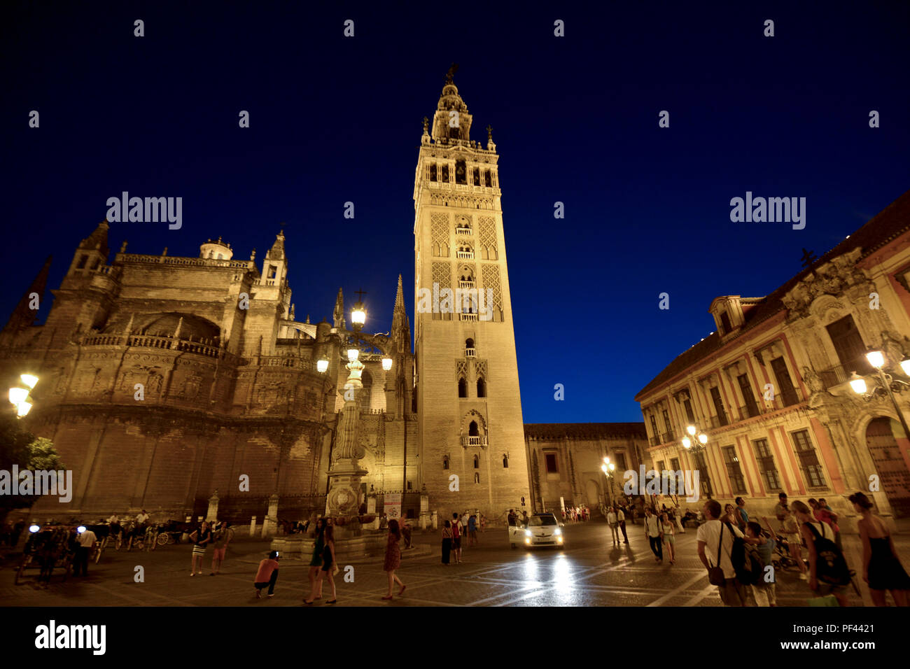 Kathedrale von Sevilla und Giralda-Turm in der Dämmerung, Spanien Stockfoto