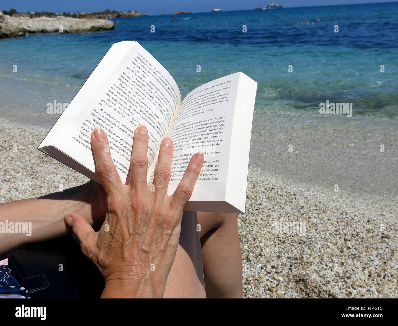 Die Frau Am Strand Buch Lesemagazin am strand -Fotos und -Bildmaterial in hoher Auflösung – Alamy