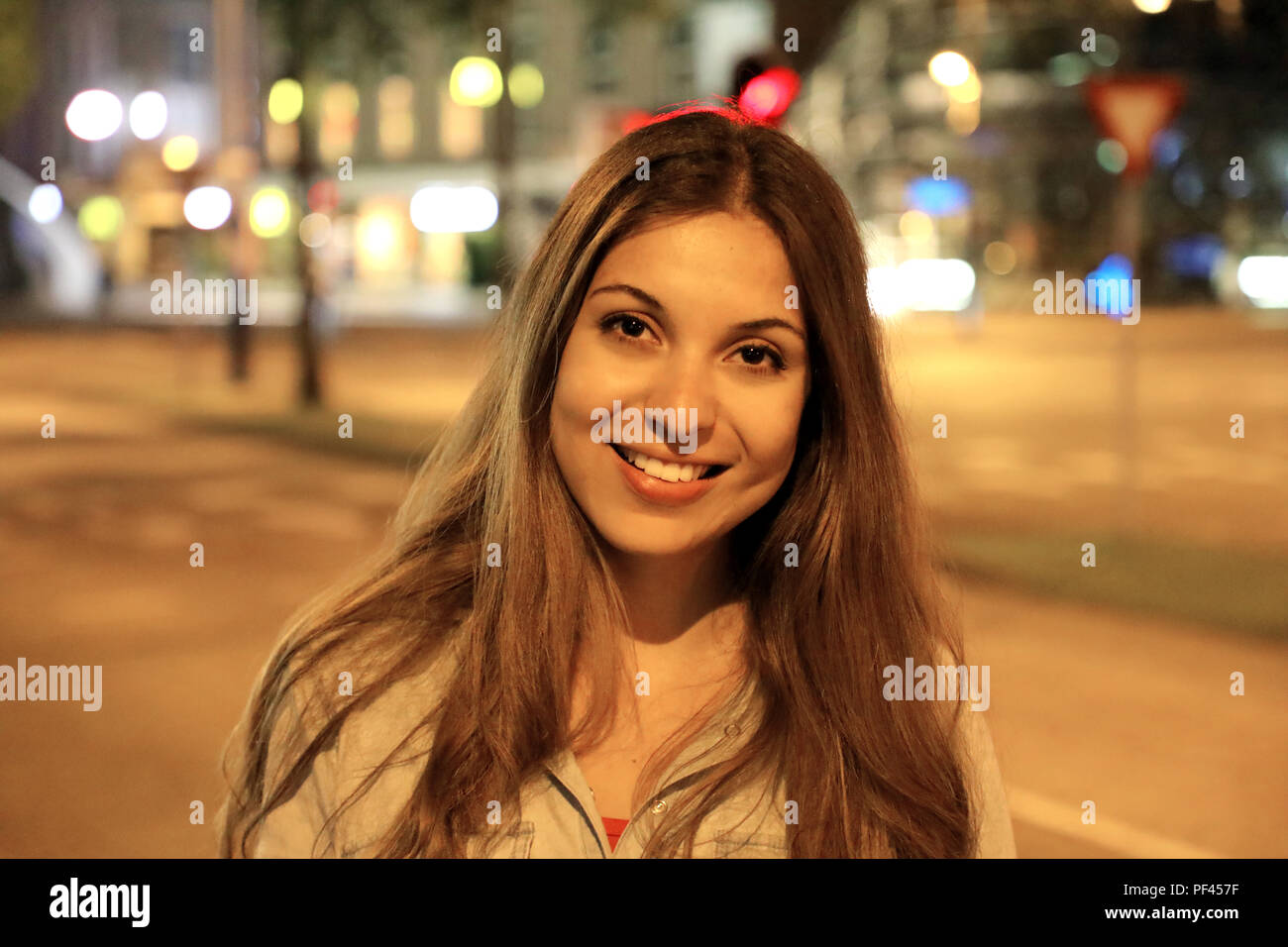 Porträt der jungen Frau im Zentrum von Eindhoven City bei Nacht, Niederlande, Europa Stockfoto