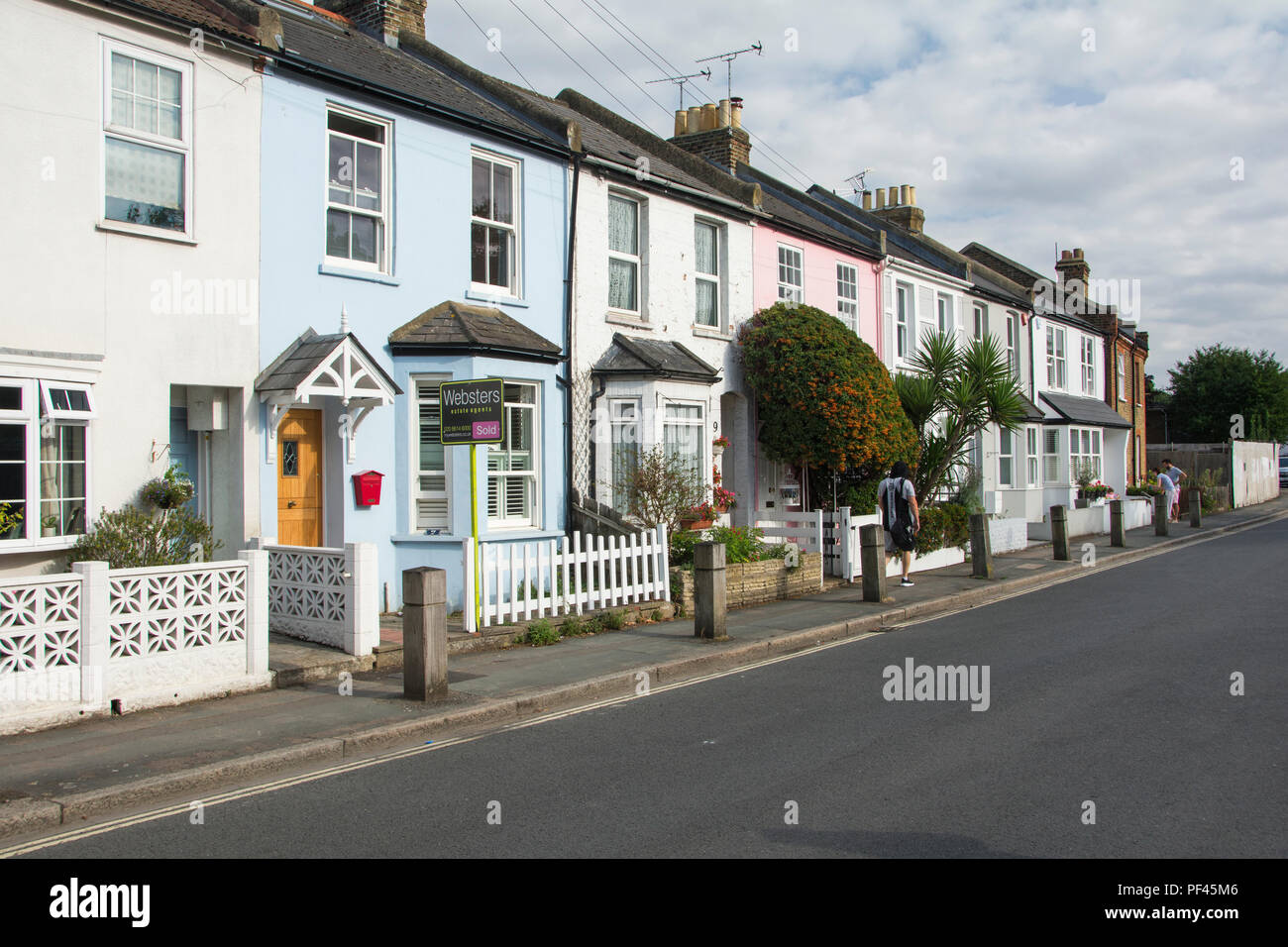 Eine Reihe von farbenfrohen Pastelltönen schattigen viktorianischen Reihenhäusern auf North Lane, London, Teddington, Middlesex, TW 11, Großbritannien Stockfoto