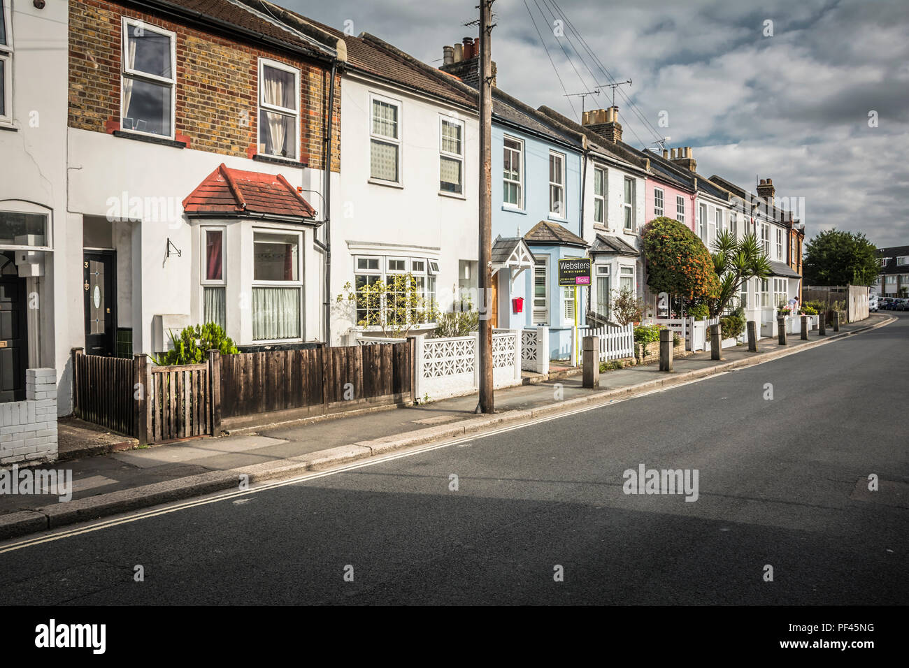 Eine Reihe von farbenfrohen Pastelltönen schattigen viktorianischen Reihenhäusern auf North Lane, London, Teddington, Middlesex, TW 11, Großbritannien Stockfoto