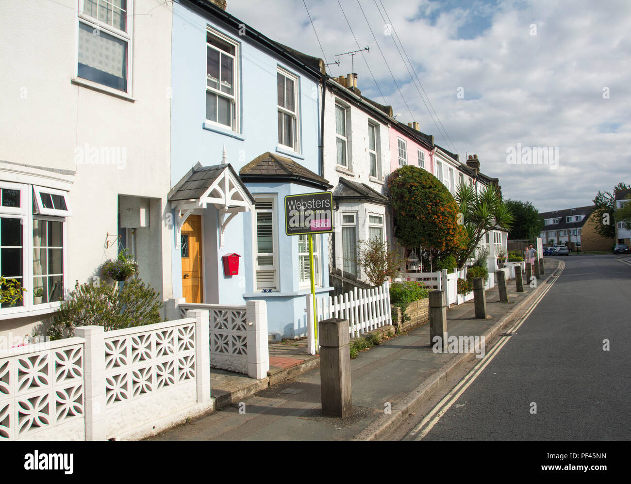 Eine Reihe von farbenfrohen Pastelltönen schattigen viktorianischen Reihenhäusern auf North Lane, London, Teddington, Middlesex, TW 11, Großbritannien Stockfoto