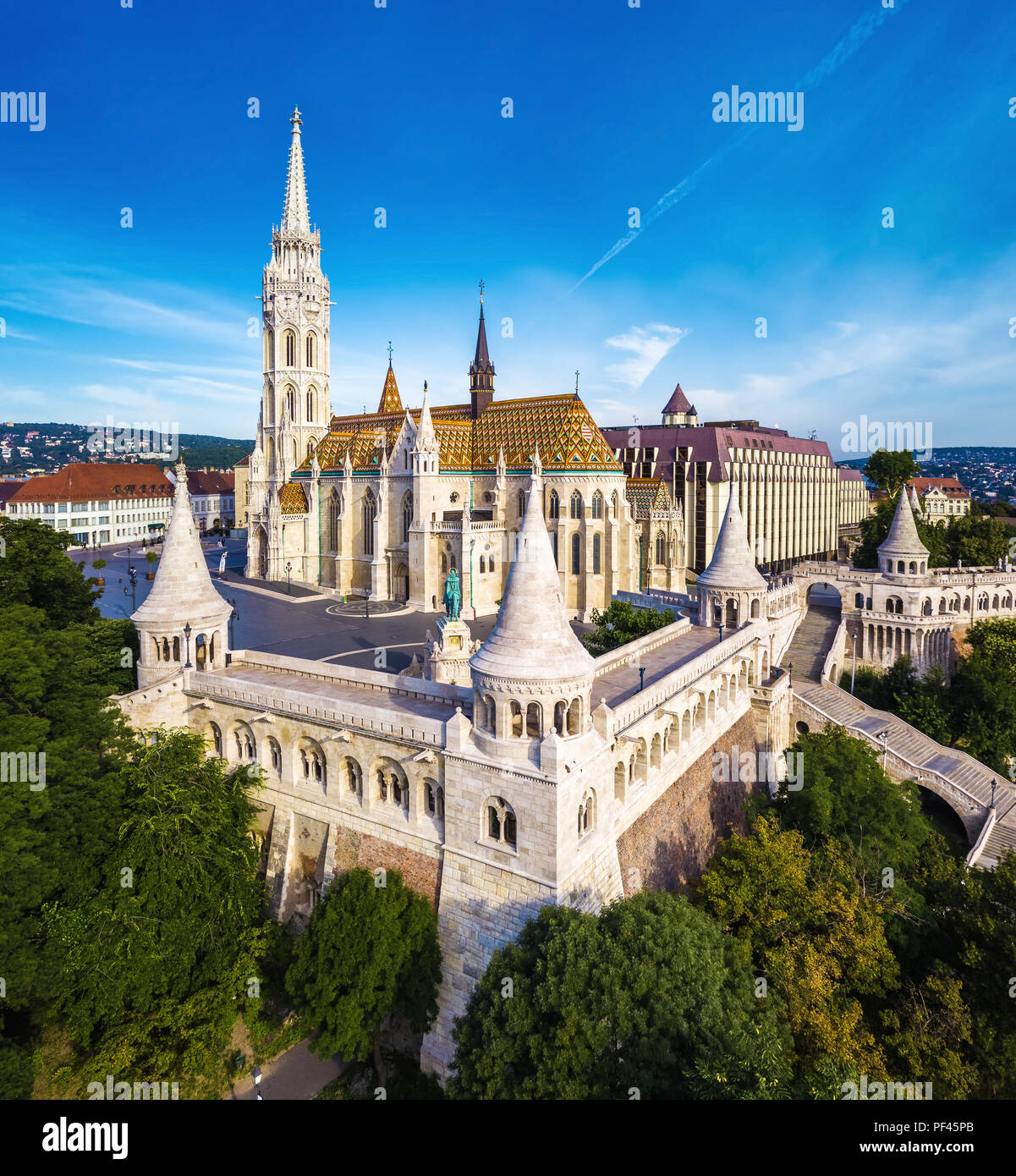 Budapest, Ungarn - Luftbild von der berühmten Fischerbastei (Halaszbastya) und Matthias Kirche (Matyas templom) am Morgen mit Budaer Berge bei der Ba Stockfoto