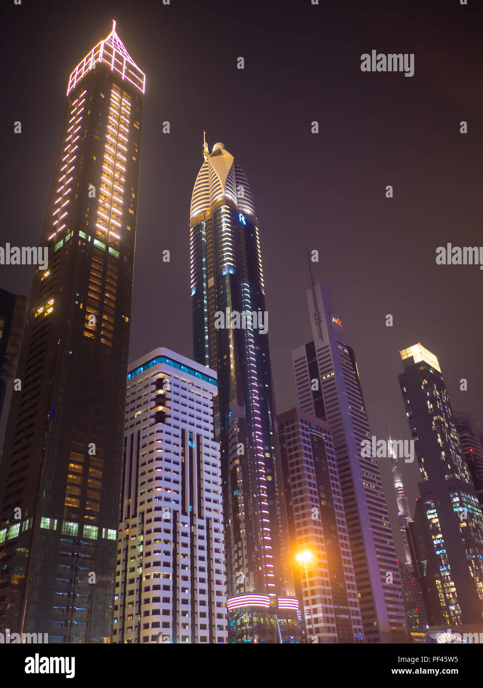 Dubai, VAE - 15. Mai 2018: die Nacht Blick auf Dubai Downtown mit Wolkenkratzern. Stockfoto