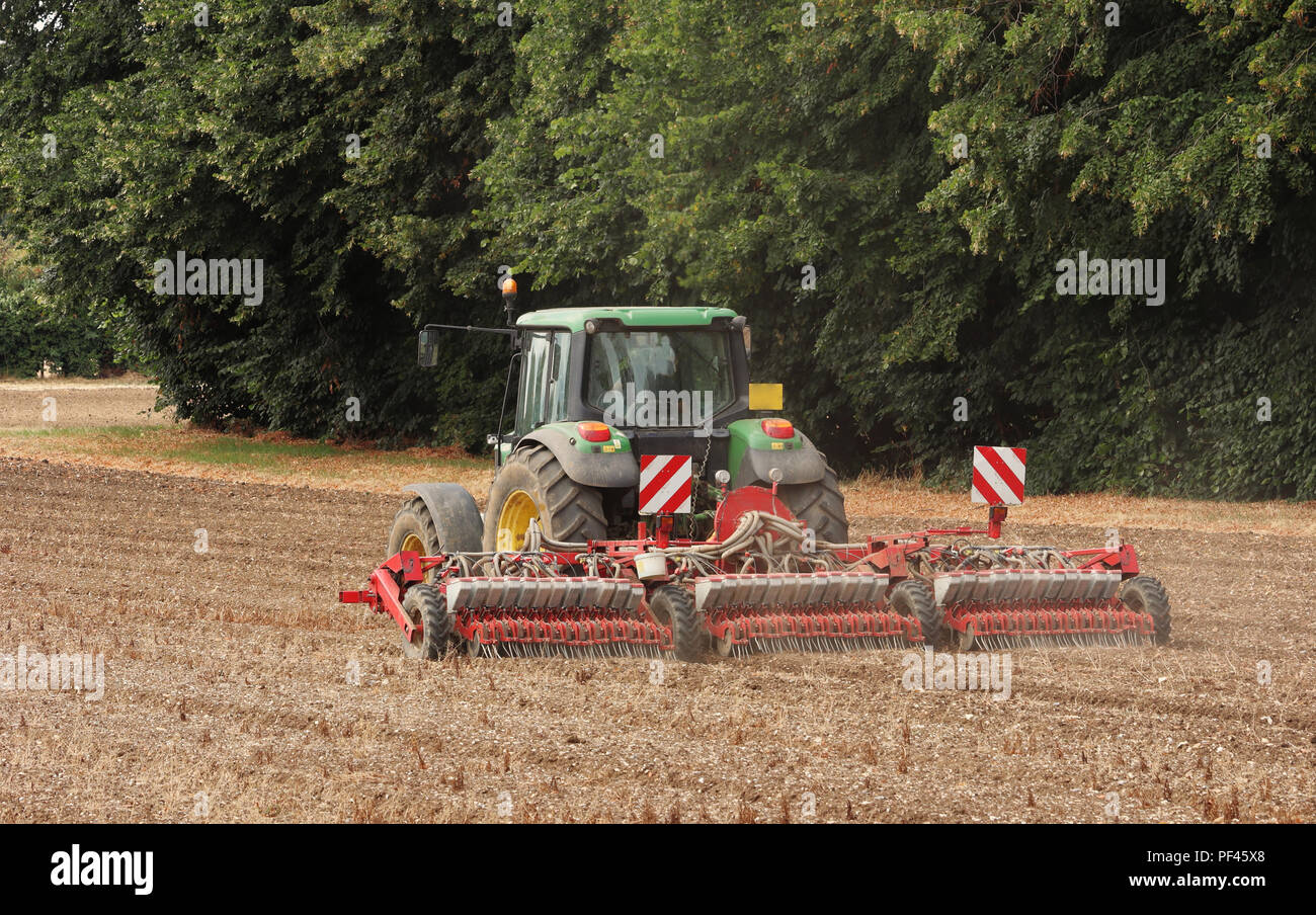 Traktor Tilling ein Feld für die Aussaat bereit Stockfoto