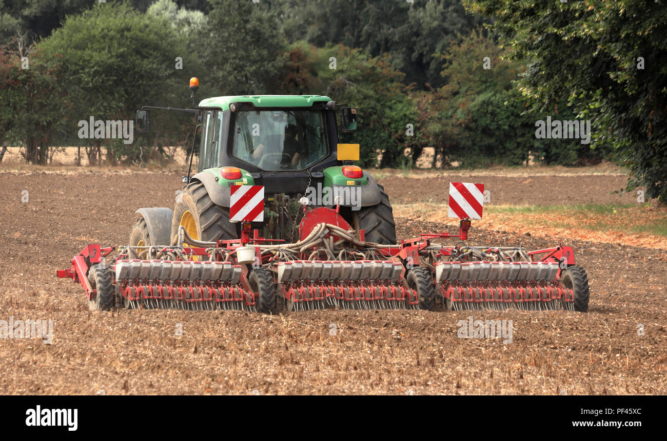 Traktor Tilling ein Feld für die Aussaat bereit Stockfoto