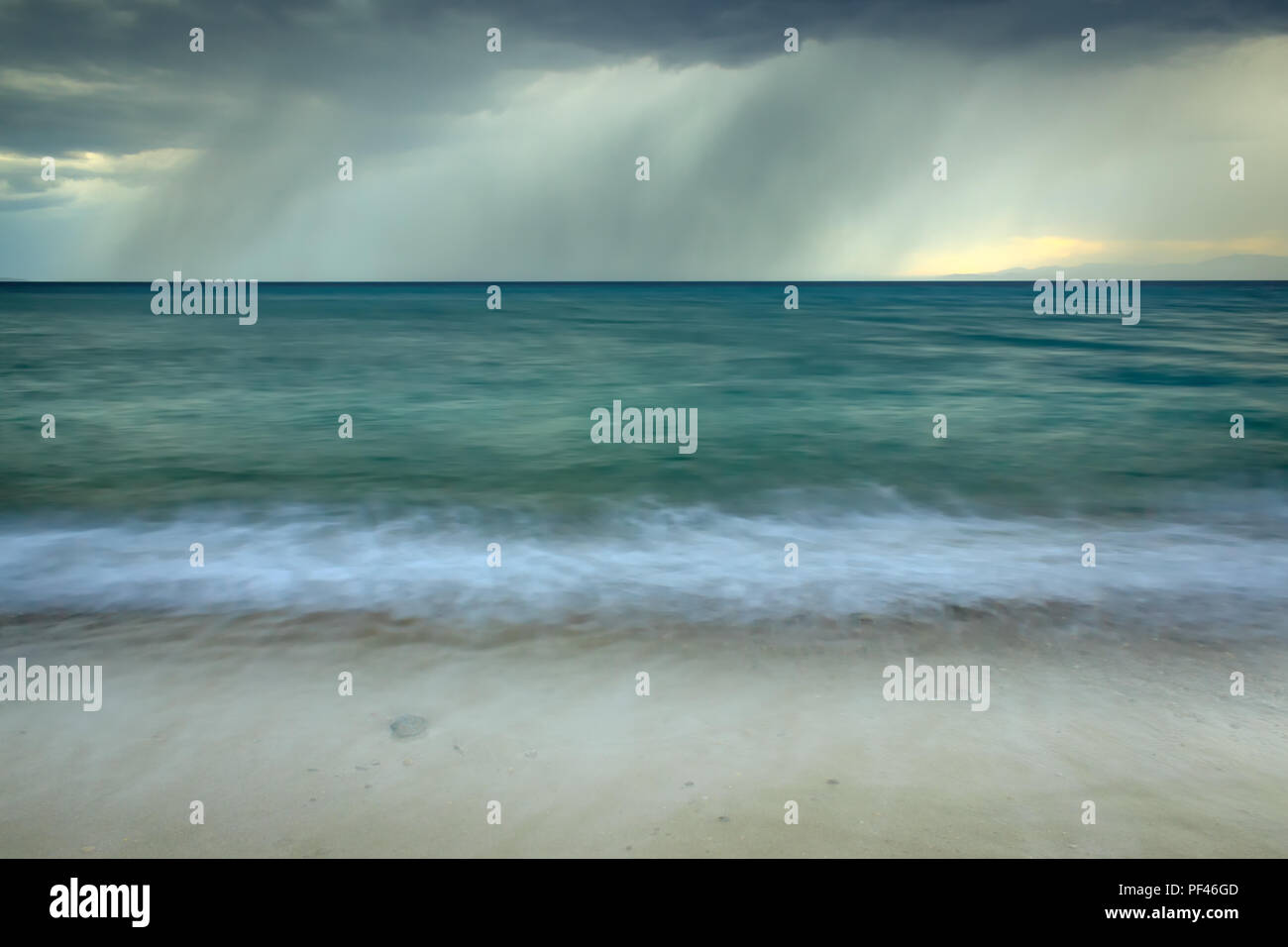 Dramatische Sturm kommt am Strand von Paradisos in Neos Marmaras auf Sithonia, Griechenland Stockfoto