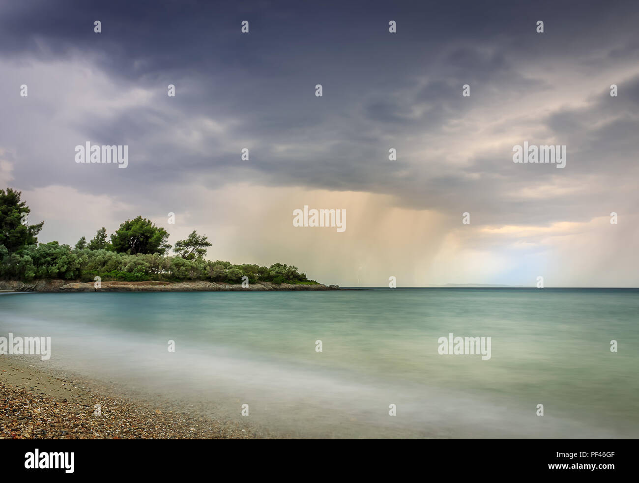 Dramatische, bunte Sturm mit Donner kommt am Strand von Paradisos in Neos Marmaras auf Sithonia, Griechenland Stockfoto