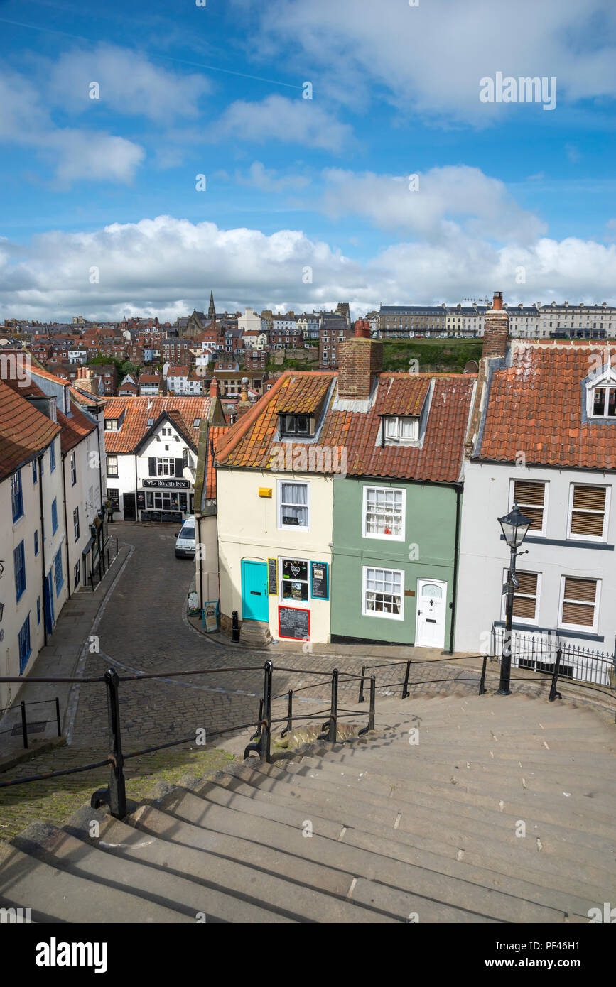 Aussicht von der berühmten 199 Schritte in der historischen Stadt Whitby, North Yorkshire, England. Stockfoto