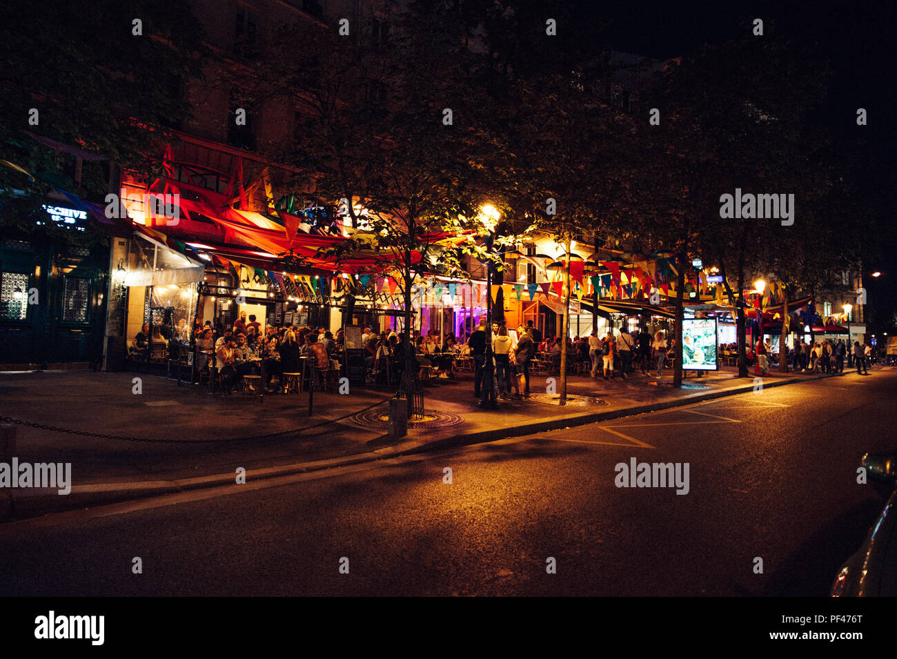 Gay Bar Szene bei Nacht, Paris Stockfoto