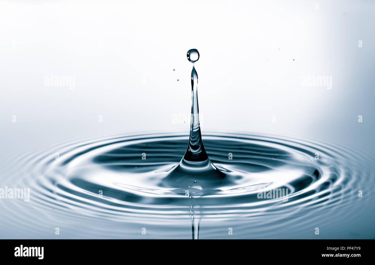 Wassertropfen fallen ins Wasser macht einen perfekten Droplet-Sprung Stockfoto
