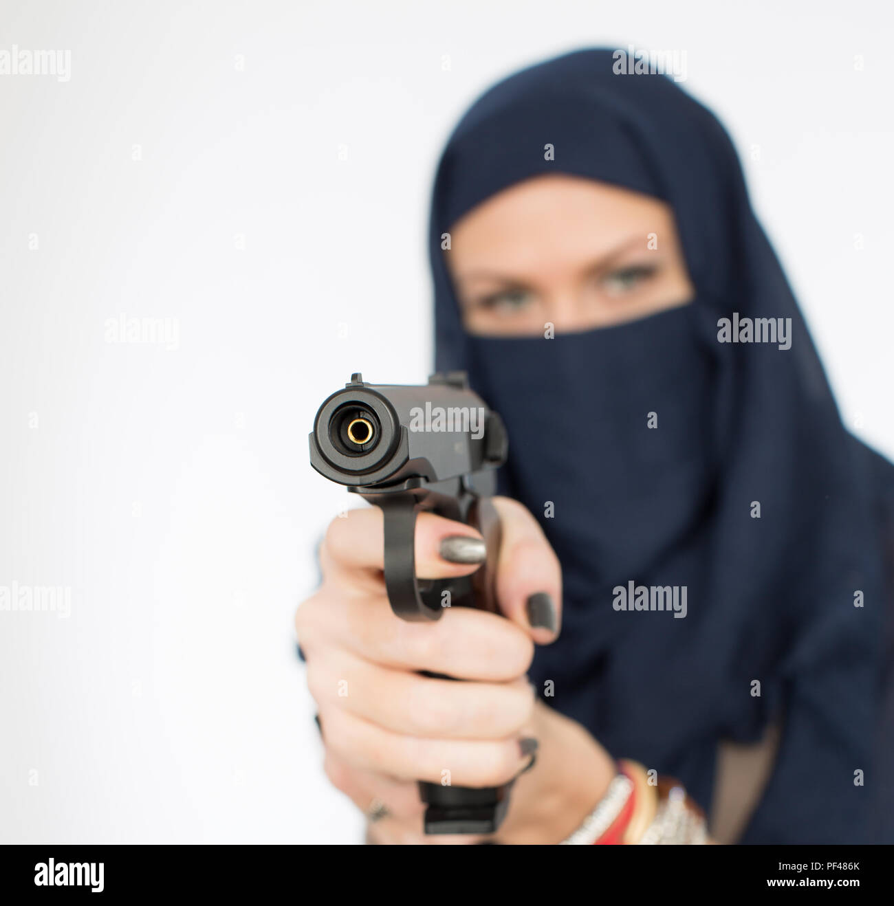 Die muslimische Frau im schwarzen Kleid vor einem dunklen Hintergrund Stockfoto