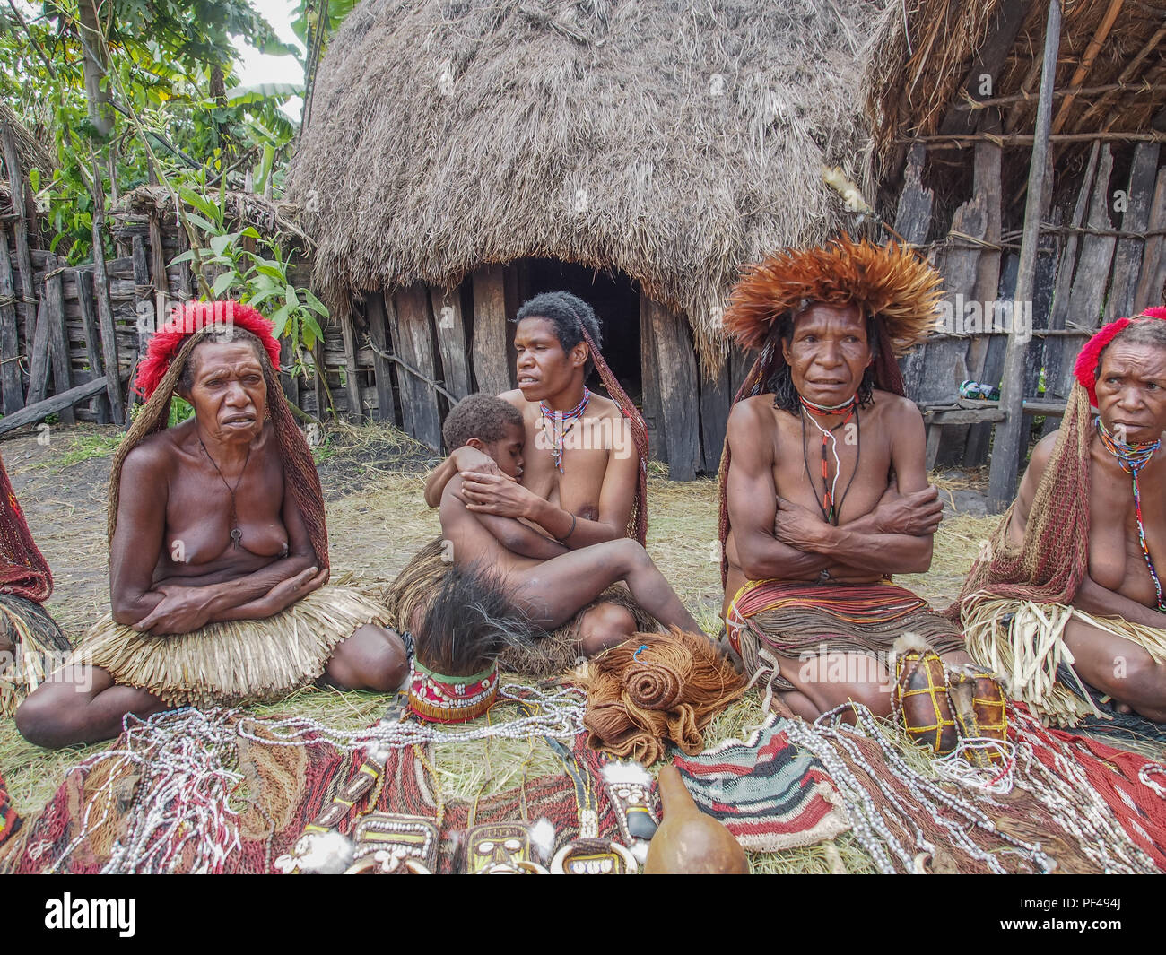 wamena indonesien januar 23 2015 dani stamm frauen verkaufen coteka und andere lokale handwerkskunst vor ihr holzhutte stockfotografie alamy