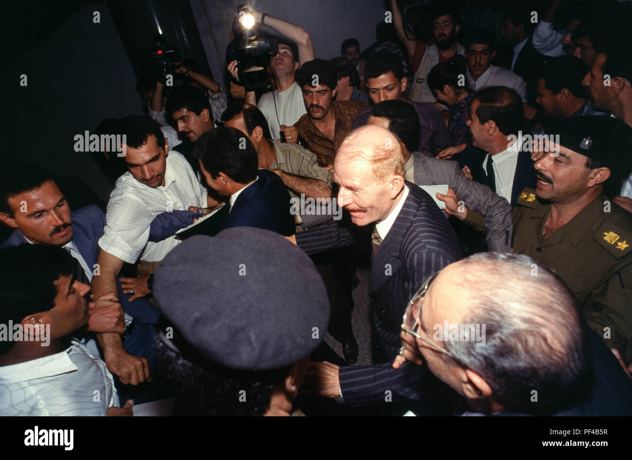 Bagdad, Irak - 16. Oktober 1995 - Izzat Ibrahim al-Duri, irakische Staatsmann und Stellvertretender Vorsitzender des Revolutionären und Leiter der Wahlen für die Präsidentenwahlen am 15. Oktober 1995, verkündet die Ergebnisse in die Presse, wo Präsident Saddam Hussein gewann 99,96% der Stimmen. Die einzige Frage, die auf dem Stimmzettel des Referendums wurde sie von Präsident Saddam Hussein, Präsident der Republik genehmigen? Von Irakischen finden es schwieriger, einen annehmbaren Standard des aufgrund der strengen UN-Sanktionen in den 90er Leben auferlegt, weil der irakischen Invasion verwalten Stockfoto