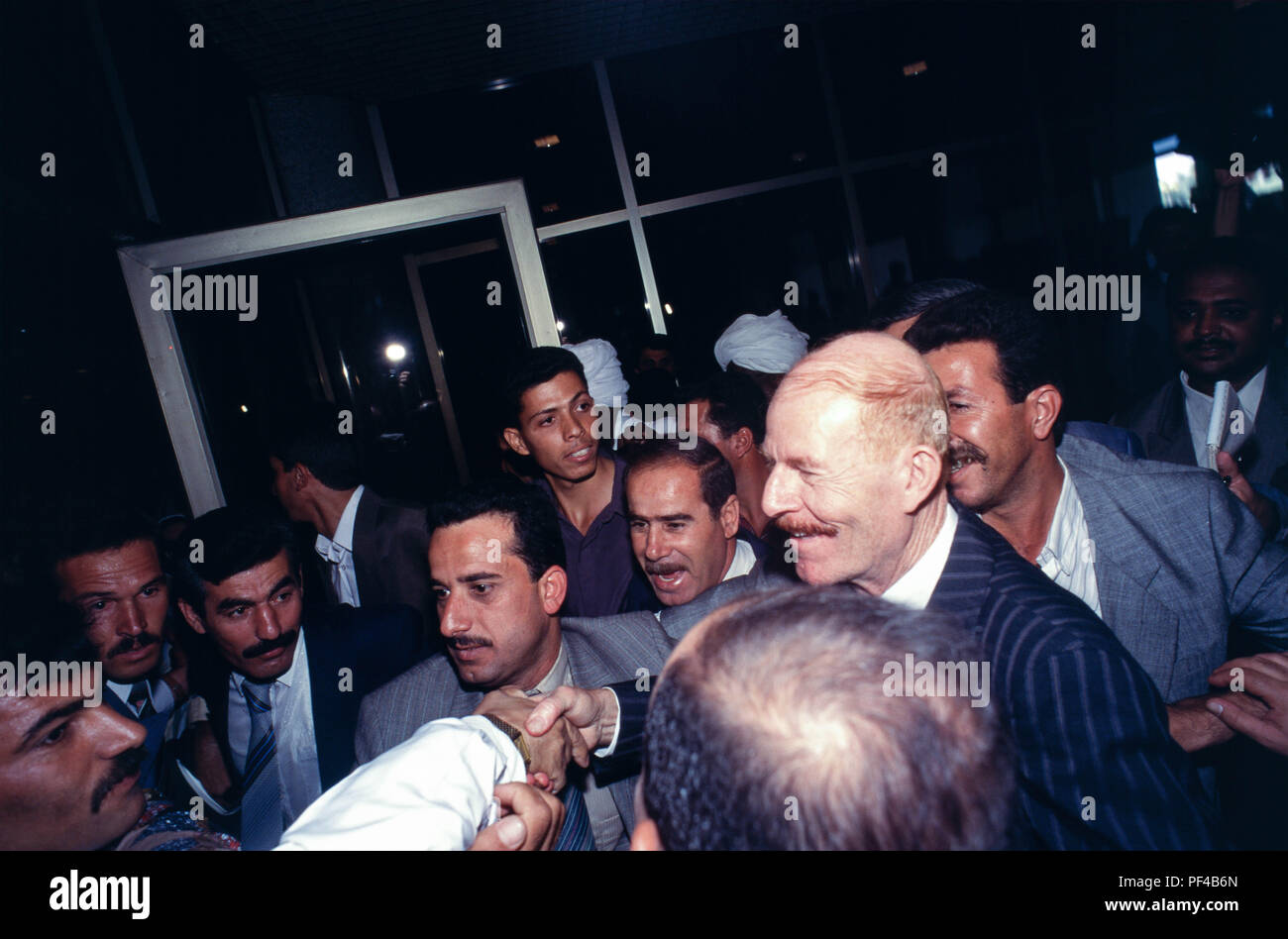 Bagdad, Irak - 16. Oktober 1995 - Izzat Ibrahim al-Duri, irakische Staatsmann und Stellvertretender Vorsitzender des Revolutionären und Leiter der Wahlen für die Präsidentenwahlen am 15. Oktober 1995, verkündet die Ergebnisse in die Presse, wo Präsident Saddam Hussein gewann 99,96% der Stimmen. Die einzige Frage, die auf dem Stimmzettel des Referendums wurde sie von Präsident Saddam Hussein, Präsident der Republik genehmigen? Von Irakischen finden es schwieriger, einen annehmbaren Standard des aufgrund der strengen UN-Sanktionen in den 90er Leben auferlegt, weil der irakischen Invasion verwalten Stockfoto