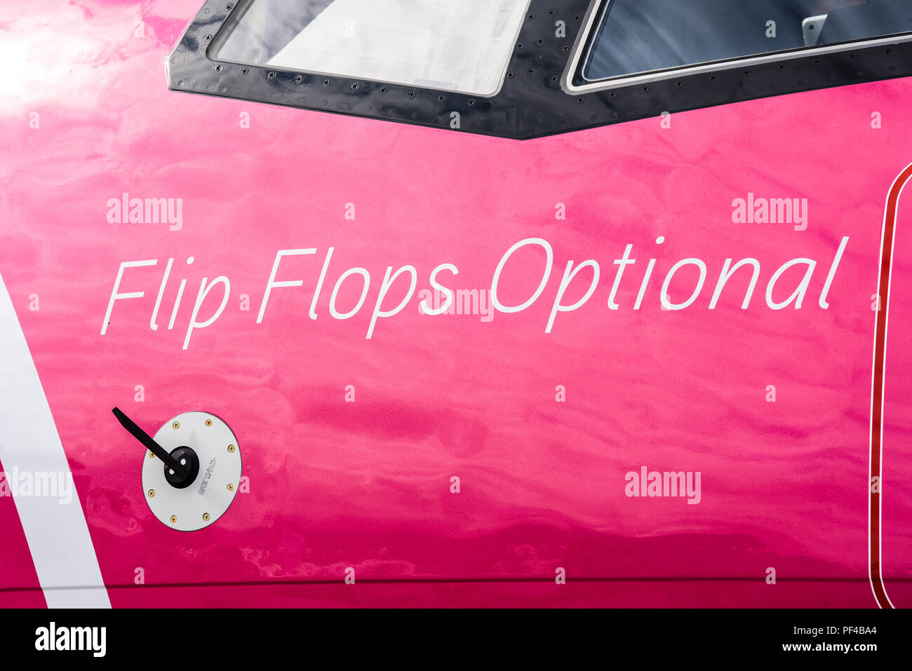 Silberne flip flops -Fotos und -Bildmaterial in hoher Auflösung – Alamy