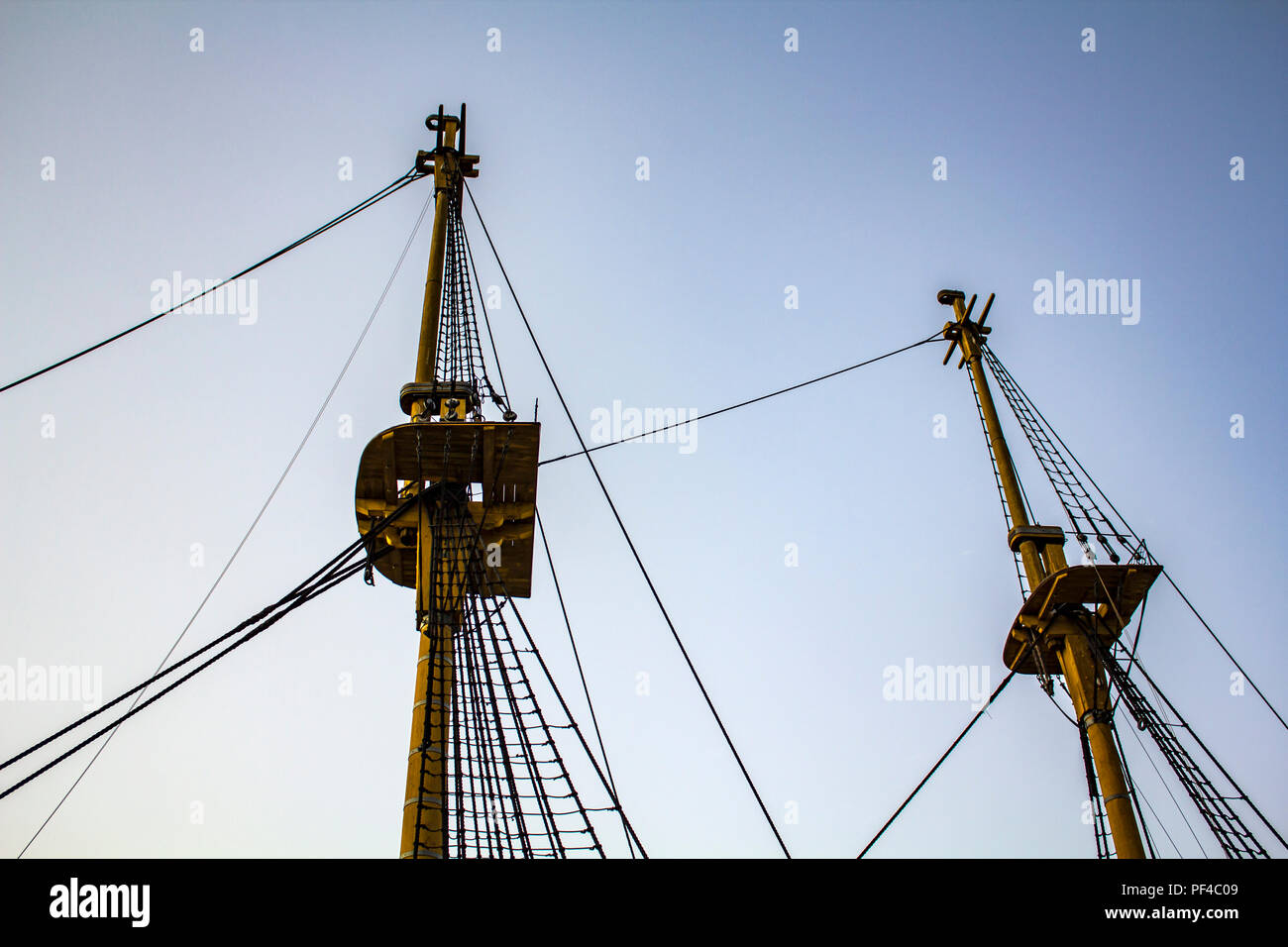 Schiff Mast gegen blauen Himmel Stockfoto