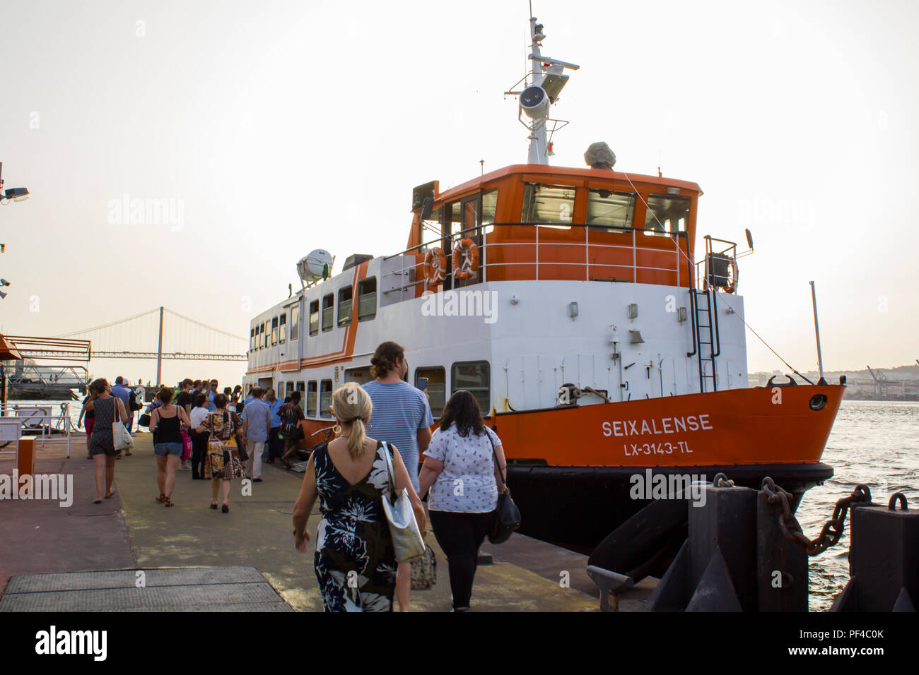 Die Menschen auf dem Boot zu Lissabon Stockfoto