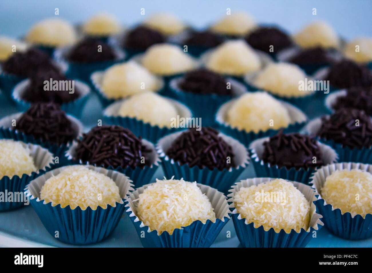 Brigadeiro dunkle schokolade -Fotos und -Bildmaterial in hoher ...